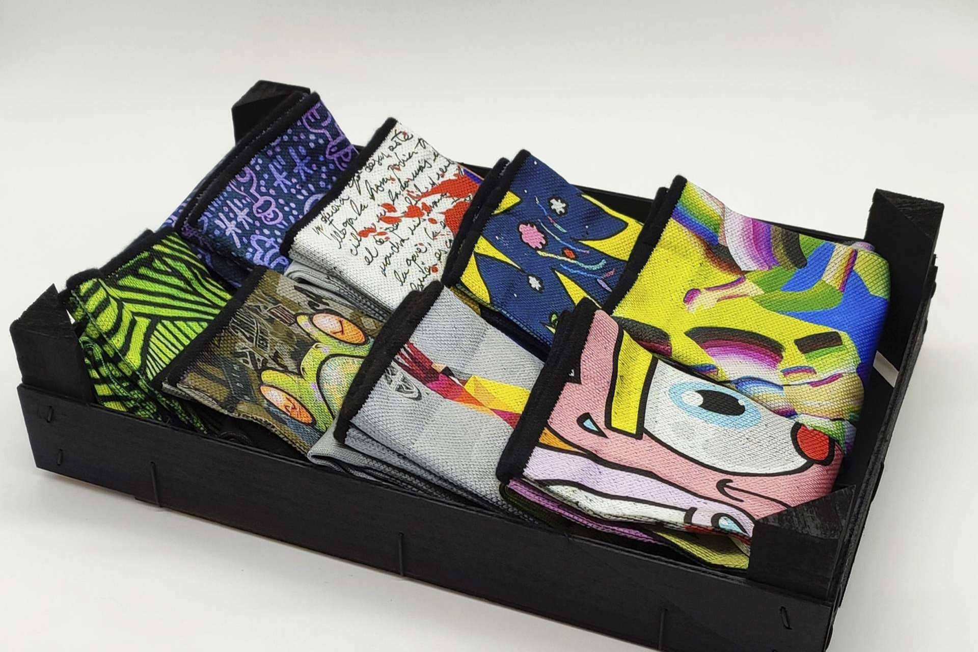 Vestir arte urbano con los calcetines divertidos de la marca ISOKISI