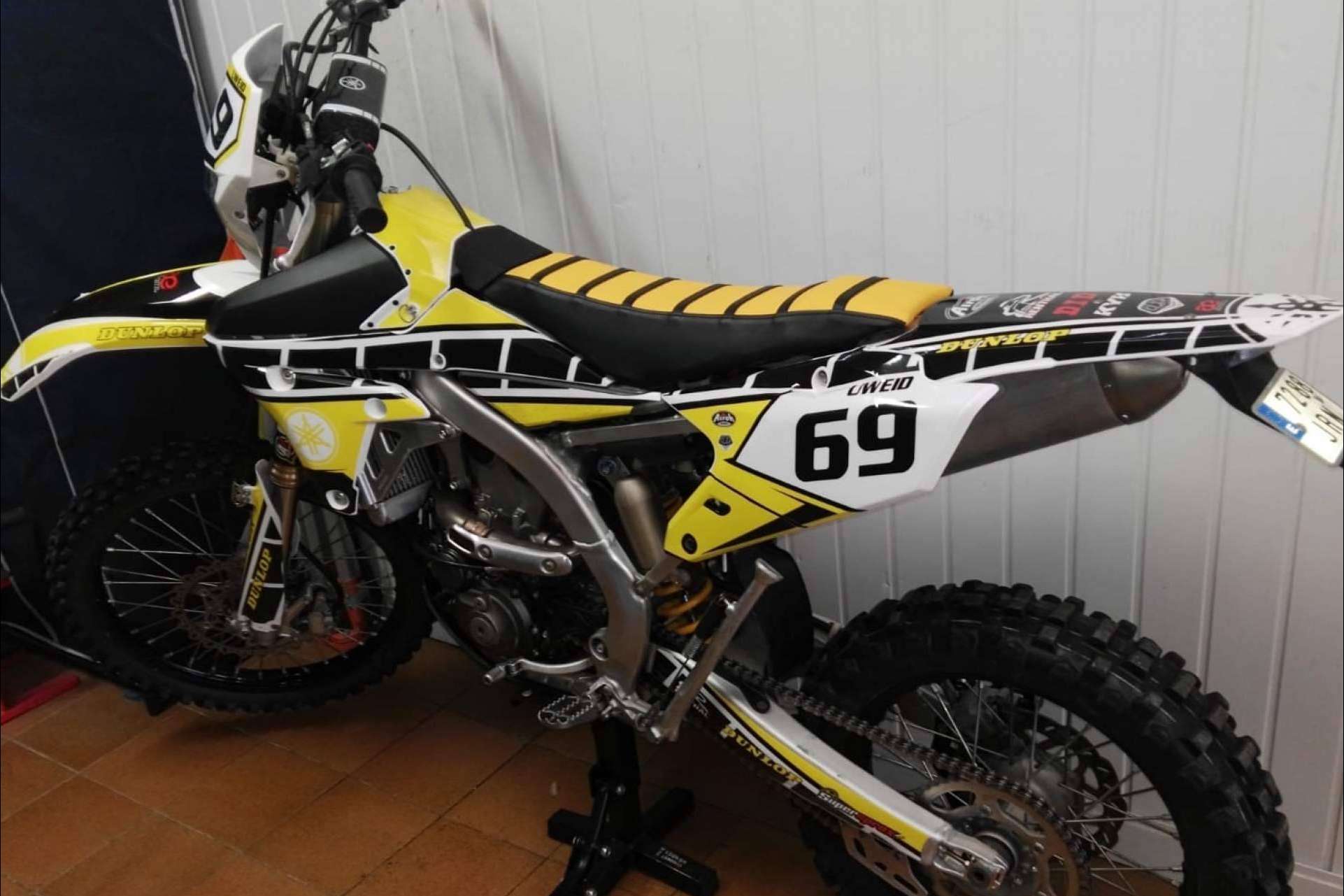 La tienda ADHESIVOSEMBARRADOS ofrece una amplia variedad de opciones en plásticos y adhesivos para motos de cross y enduro