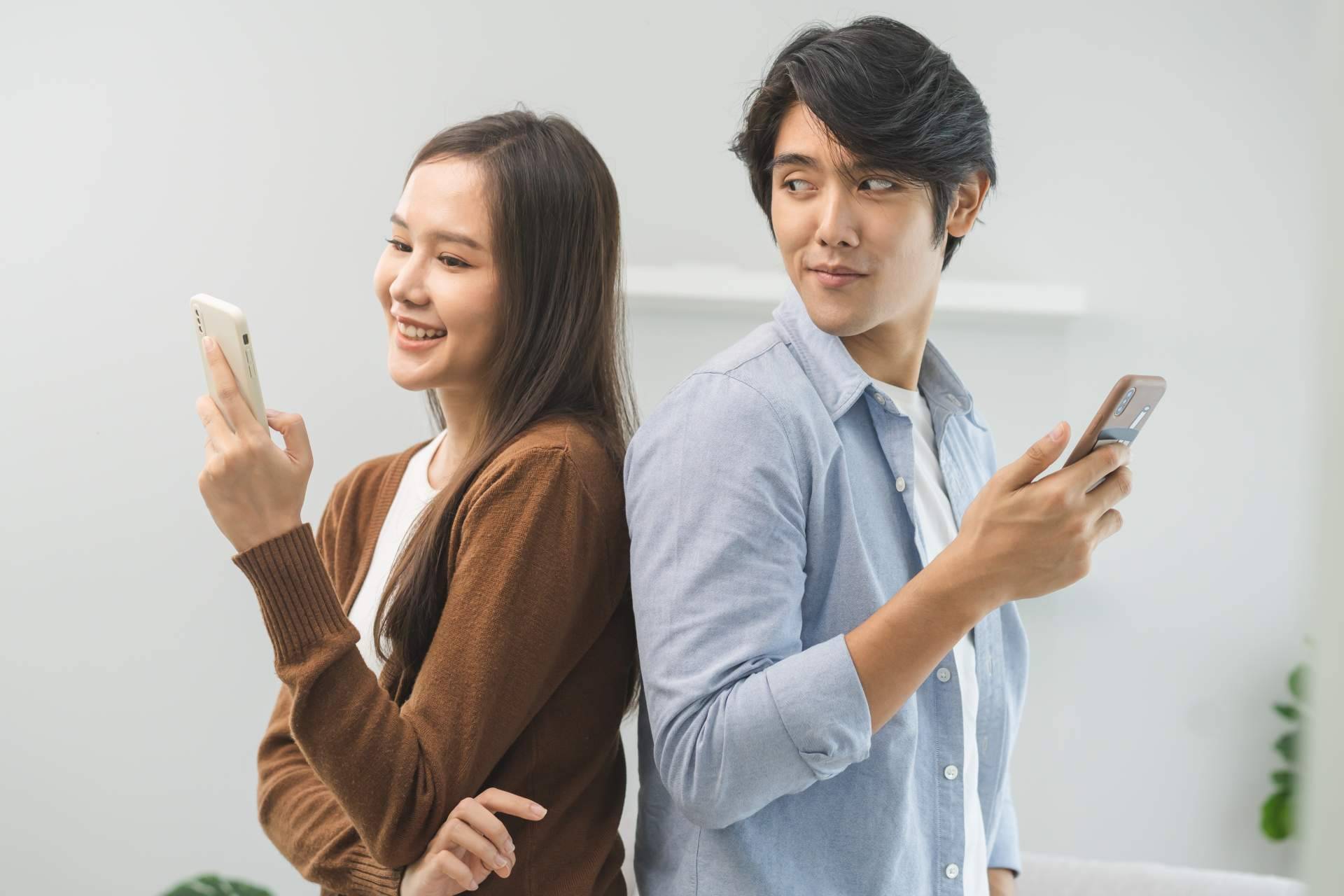 Descubrir con quién habla la pareja por WhatsApp, con la aplicación móvil de Spyphone