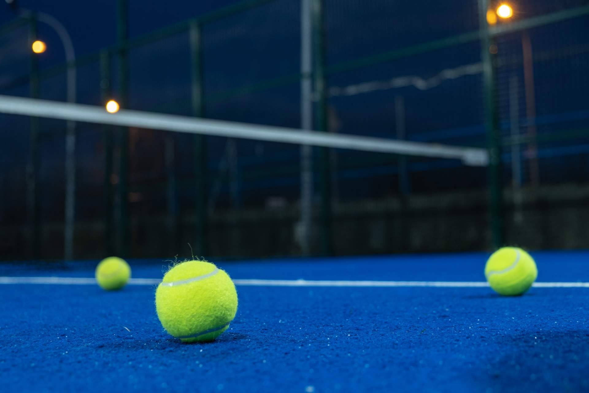 Ahorrar dinero prolongando la vida de las pelotas de pádel y de tenis