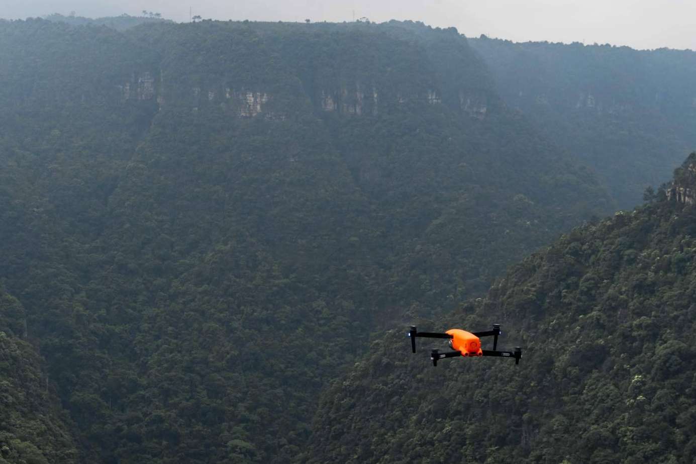 Drones que funcionan como equipo de apoyo en seguridad, emergencia y rescate