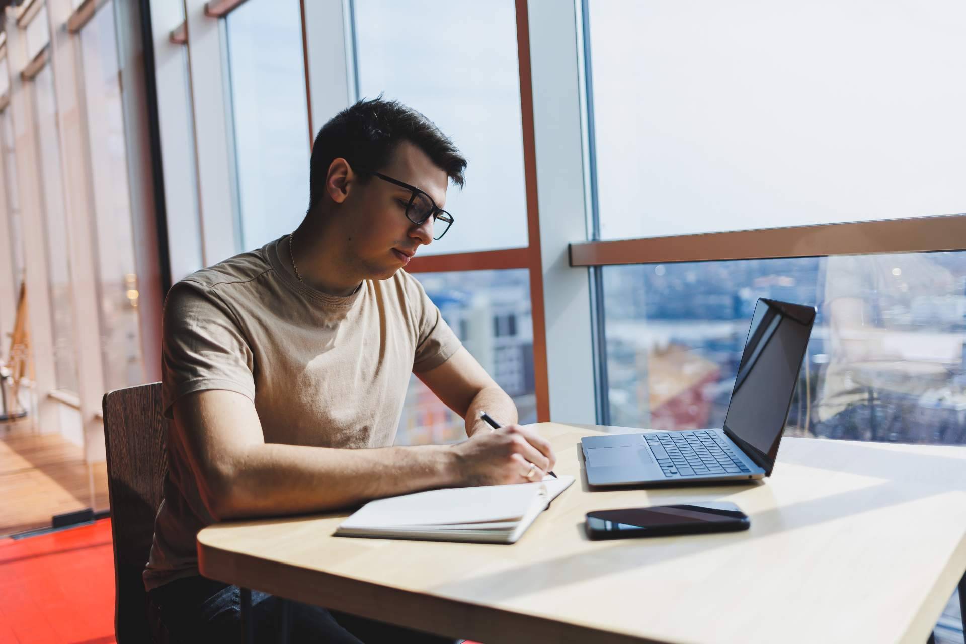Conseguir una formación online para las oposiciones de administrativo, con josenrique.es