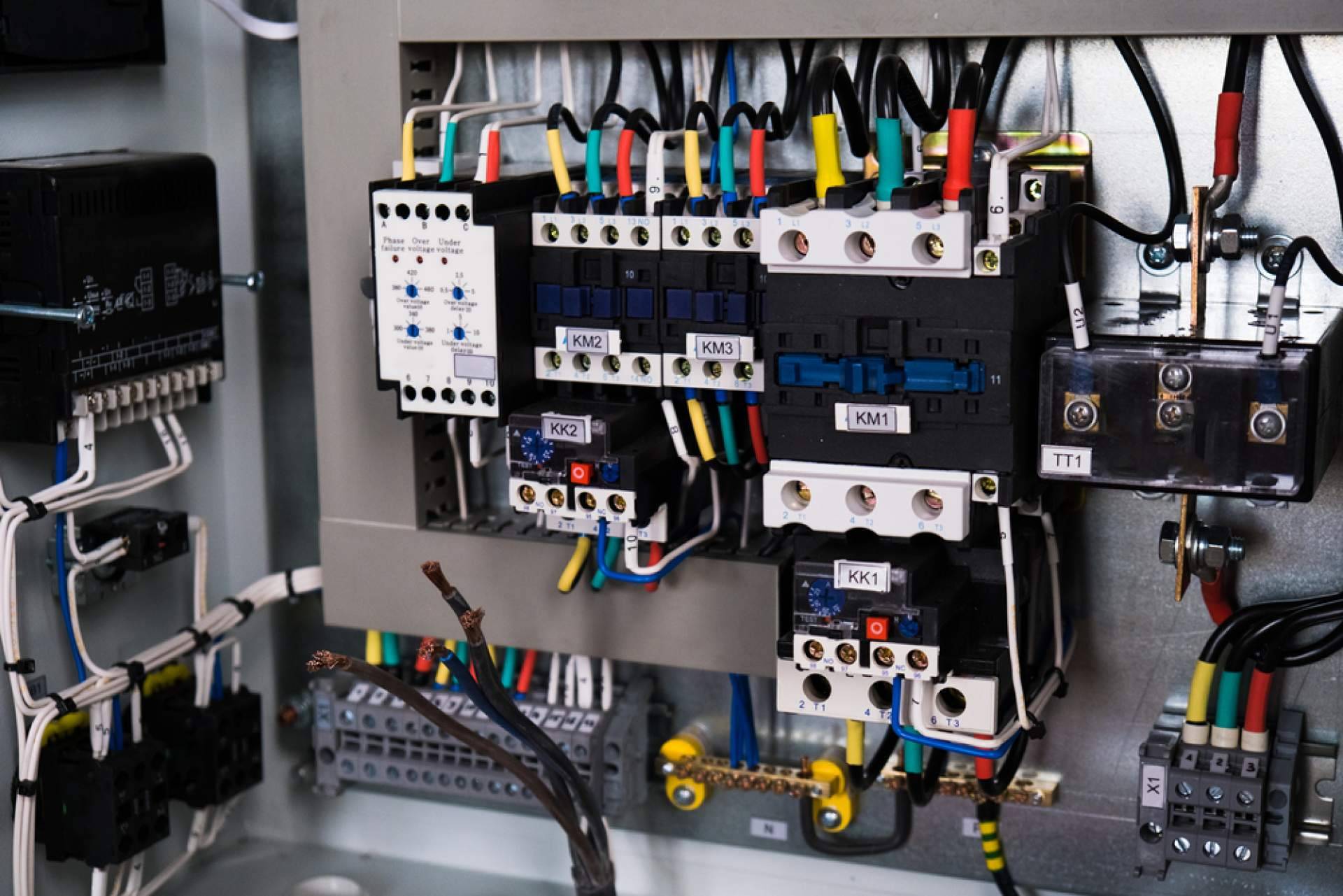 Material eléctrico Schneider Electric en la empresa Cadenza Electric