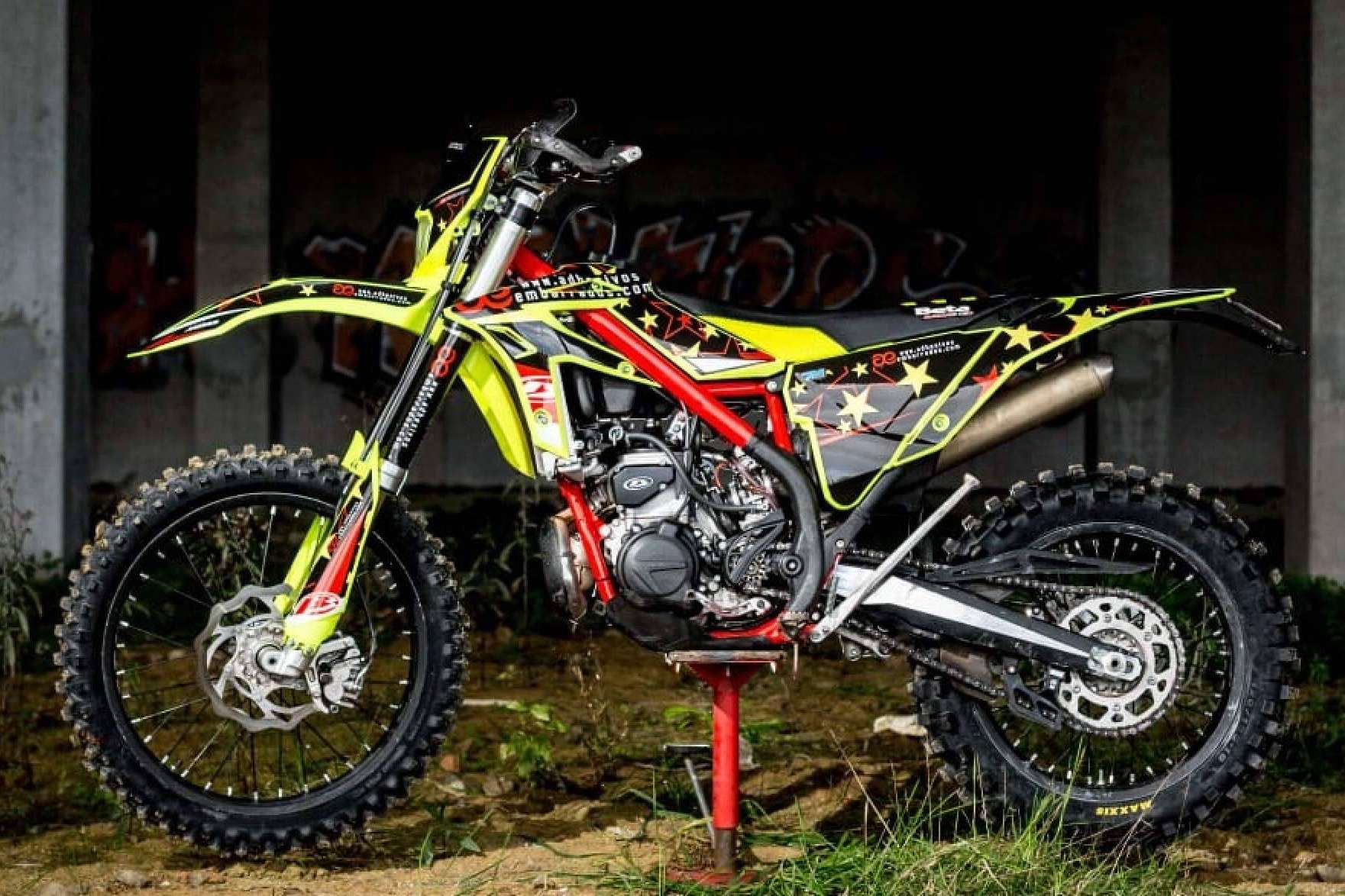 Diversas opciones de pegatinas para moto personalizada de la mano de ADHESIVOSEMBARRADOS