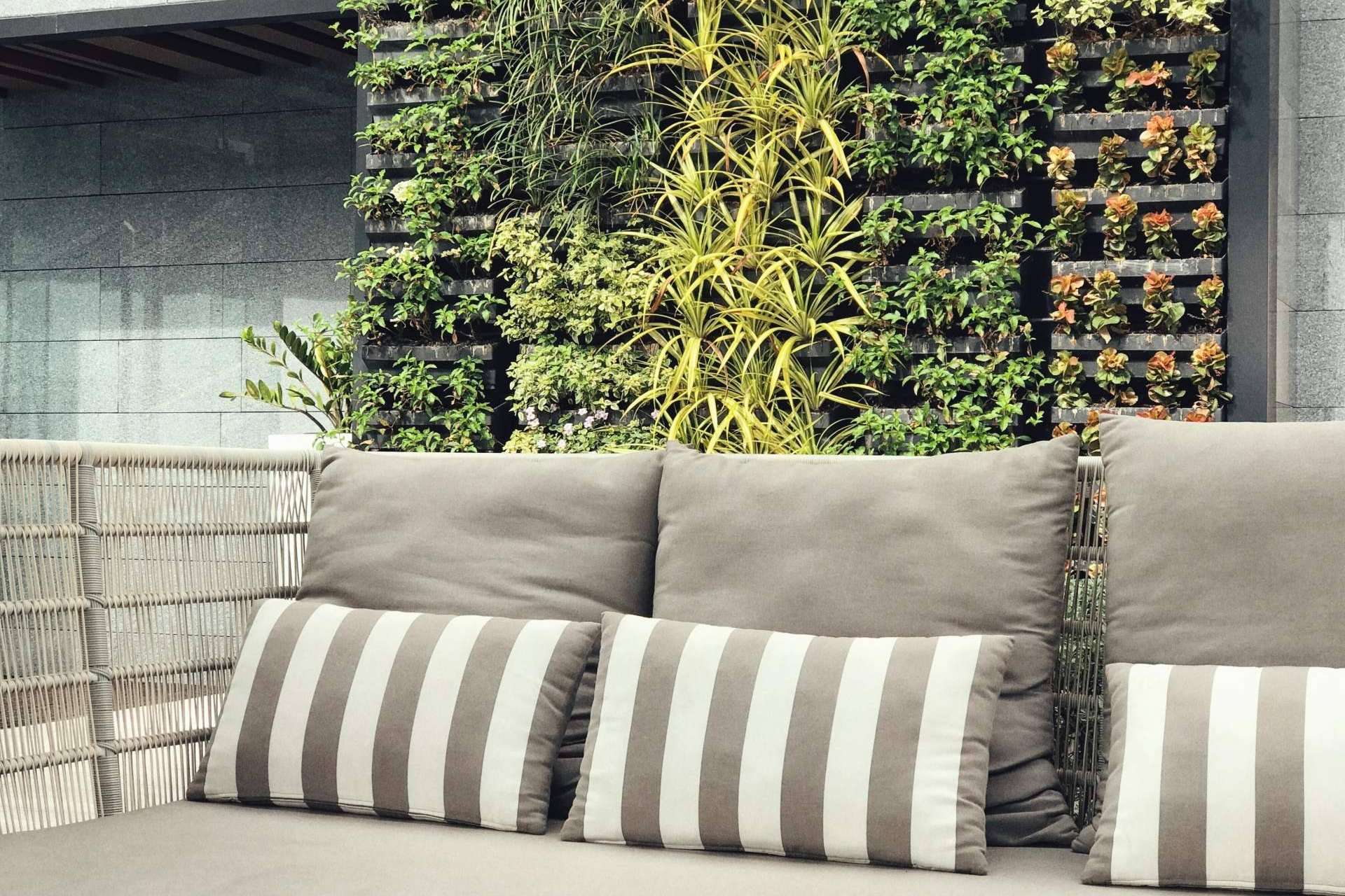 Decorar interiores y exteriores con los jardines verticales artificiales de JardínVertical.es