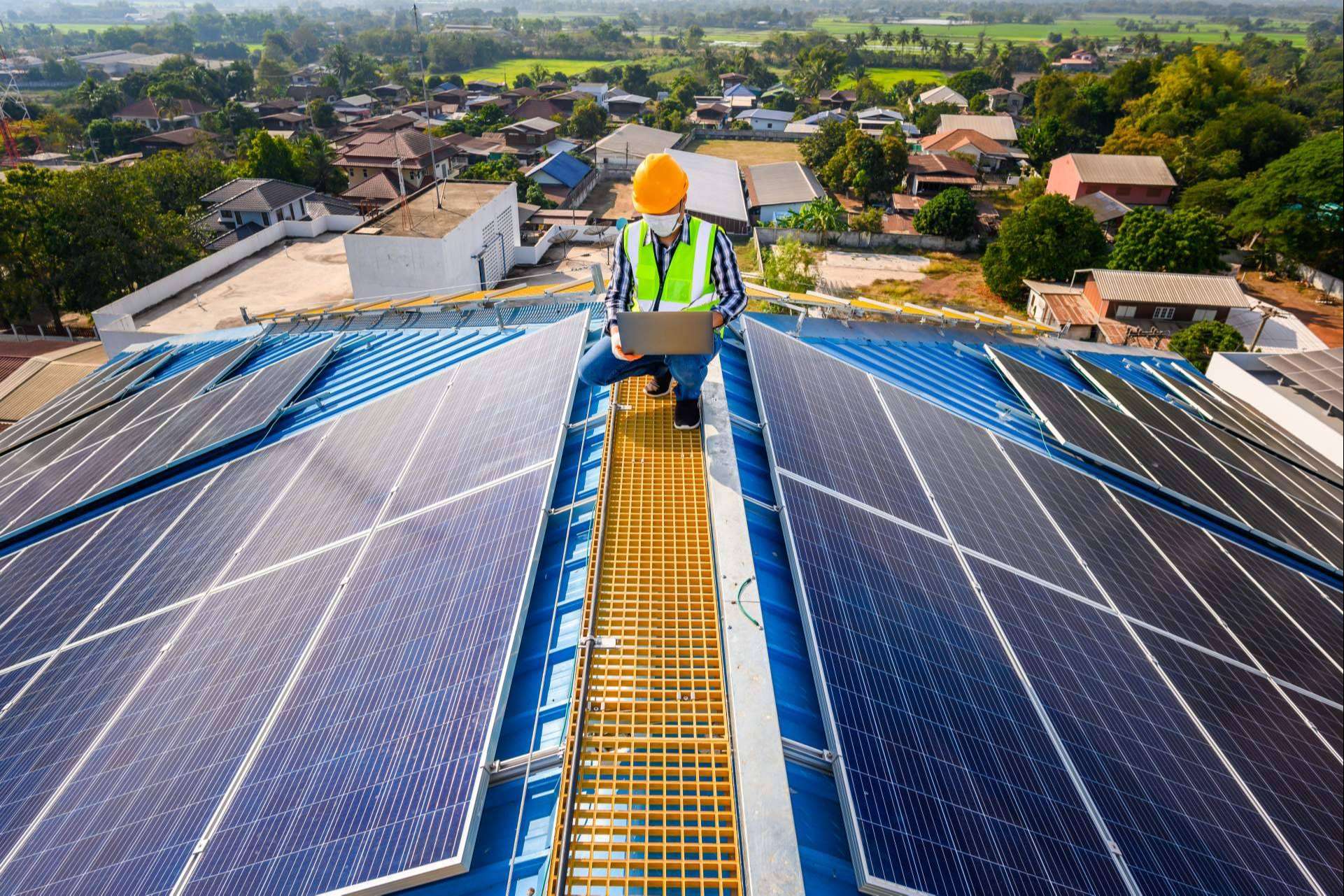 Los servicios de la empresa Elica Ingenieros para instalar puntos de recarga de vehículos y placas solares