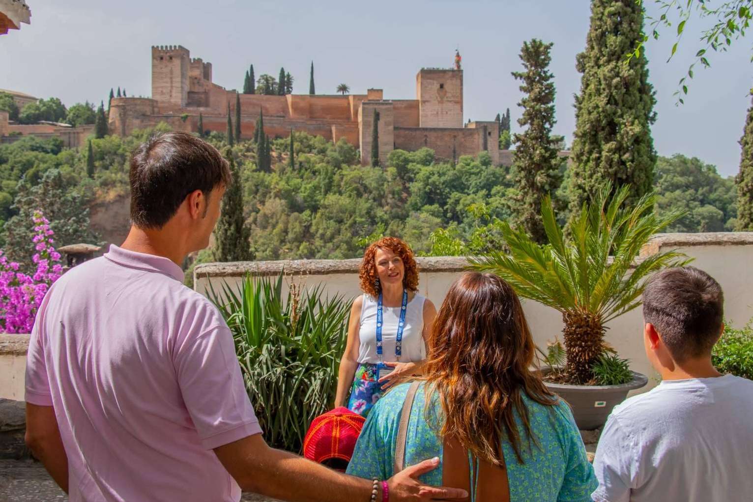 Vivir una experiencia turística innovadora con las visitas guiadas a la Alhambra de la mano de Arantxa Serrano
