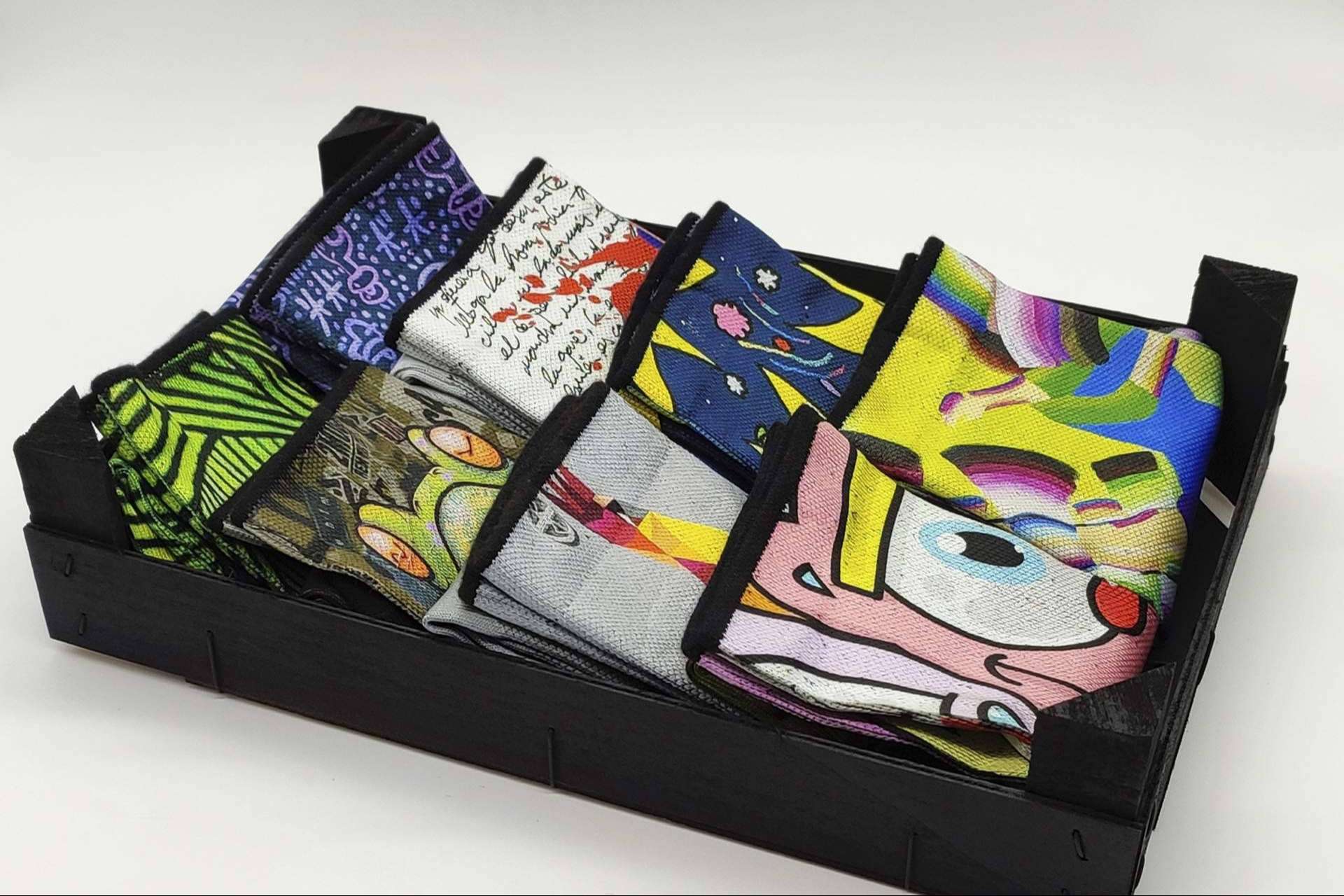 ISOKISI permite crear calcetines tie dye únicos