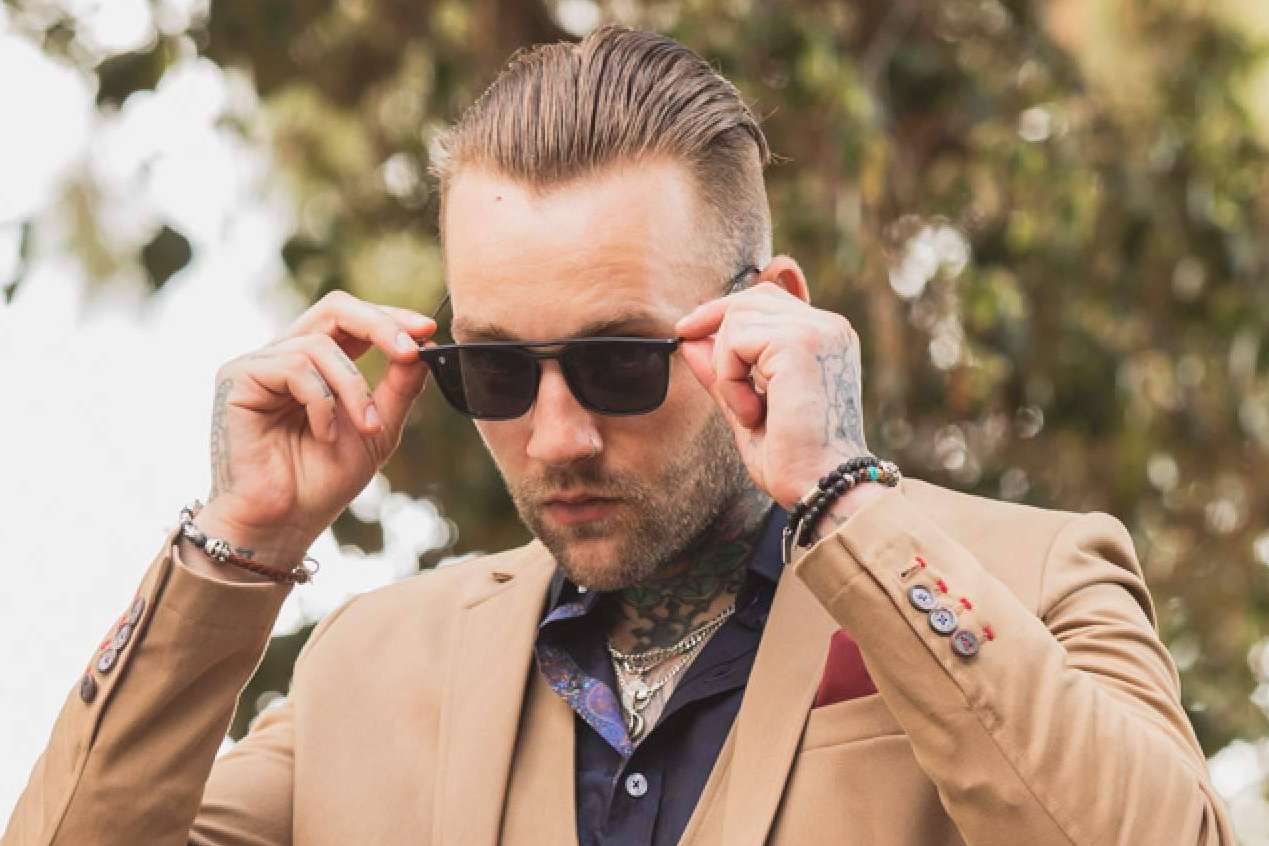 Un accesorio estrella que ofrece Aragaza para complementar los outfits son las gafas de sol
