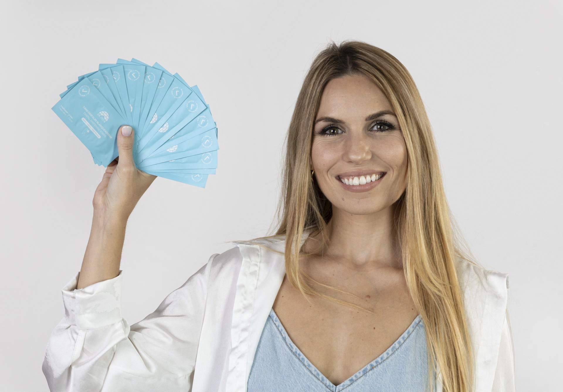 La re-evolución de los dientes blancos con las tiras blanqueadoras del DR. INUK