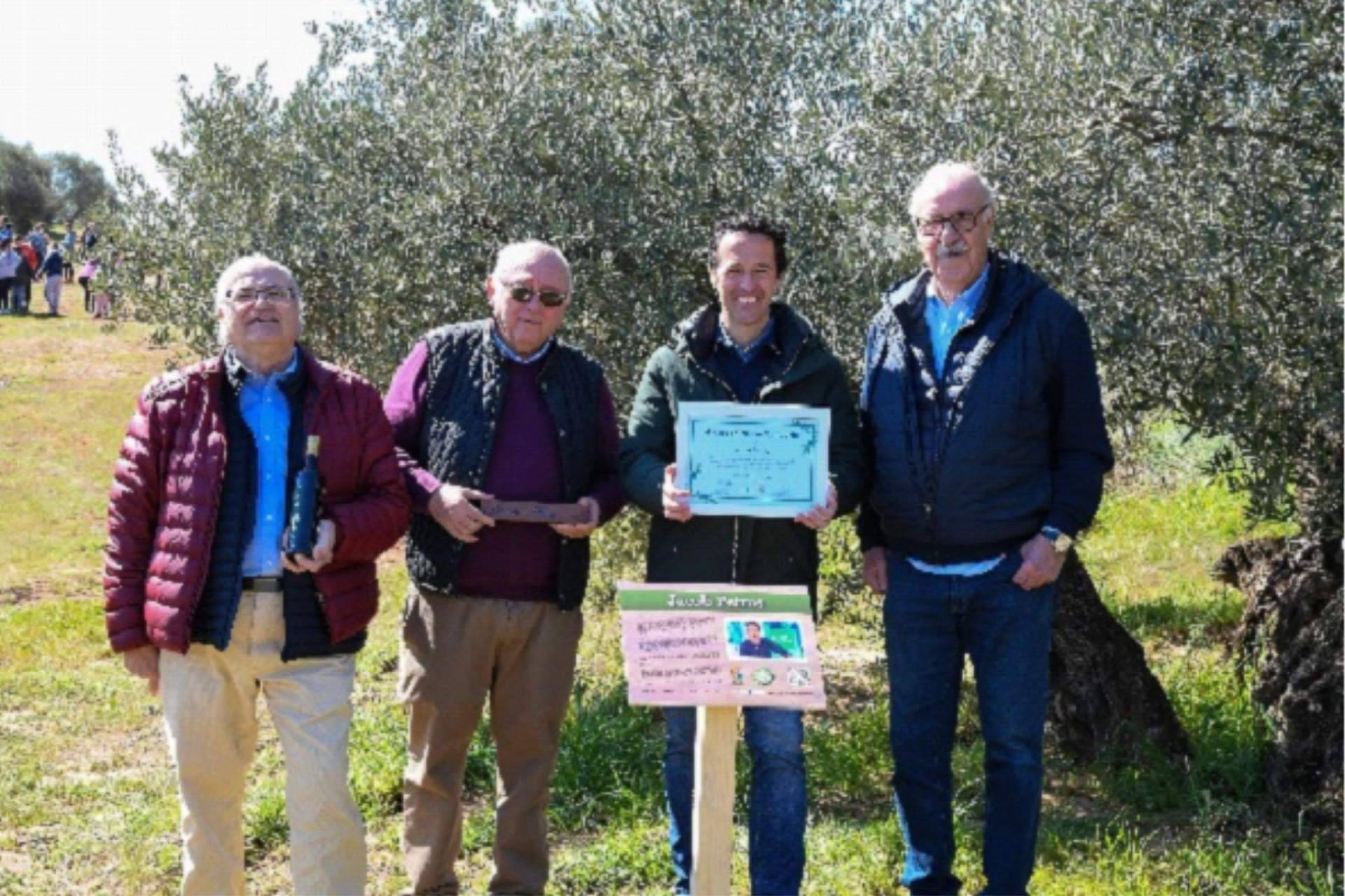El programa 'Aquí la Tierra' y el presentador Jacob Petrus ya tienen su olivo centenario en Carboneros
