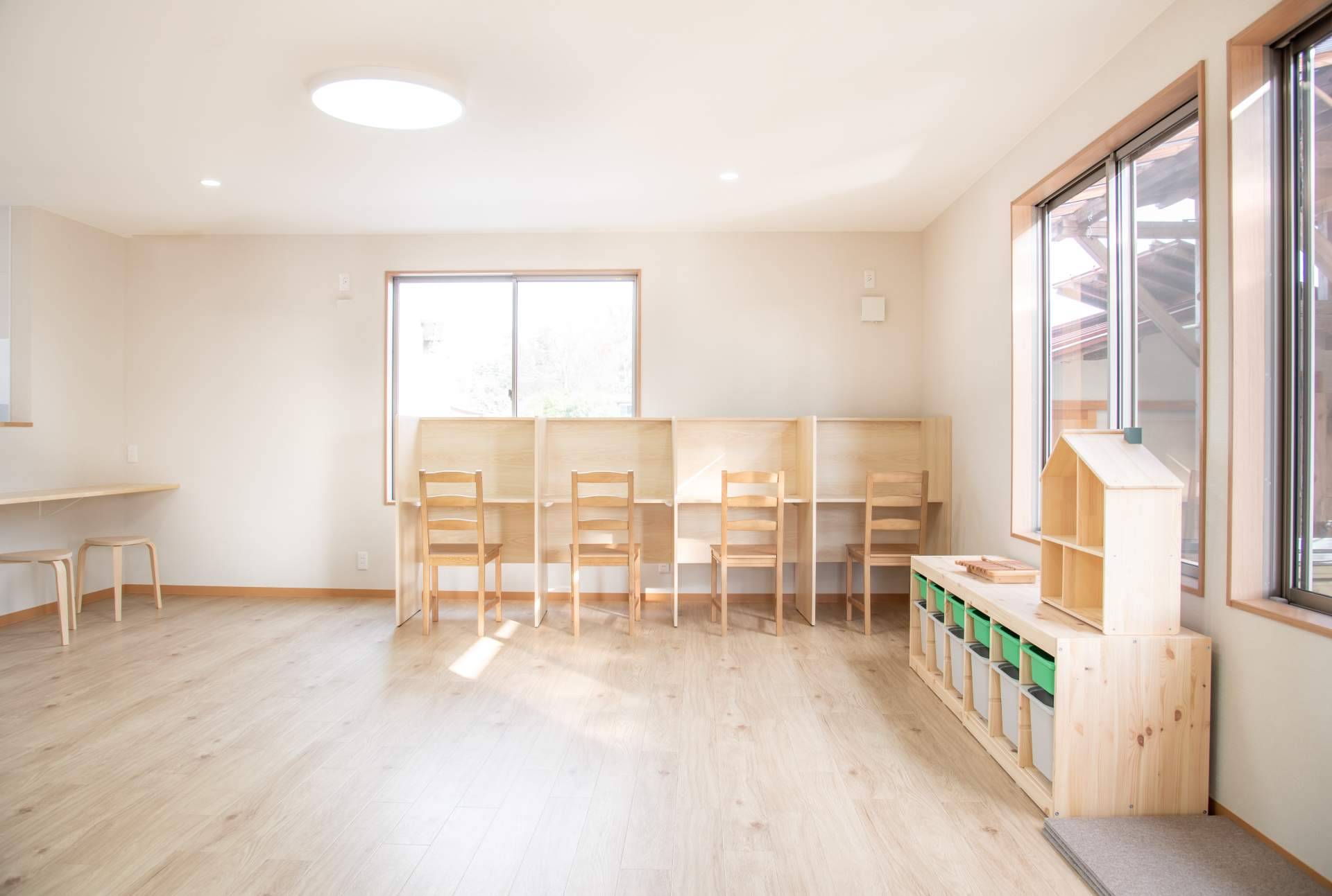 El mobiliario Montessori crea un ambiente ideal para fomentar el desarrollo de los niños pequeños