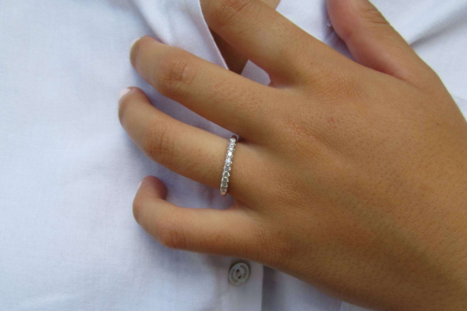 Diseños clásicos, vintage y minimalistas en las alianzas para novios de Mimoke