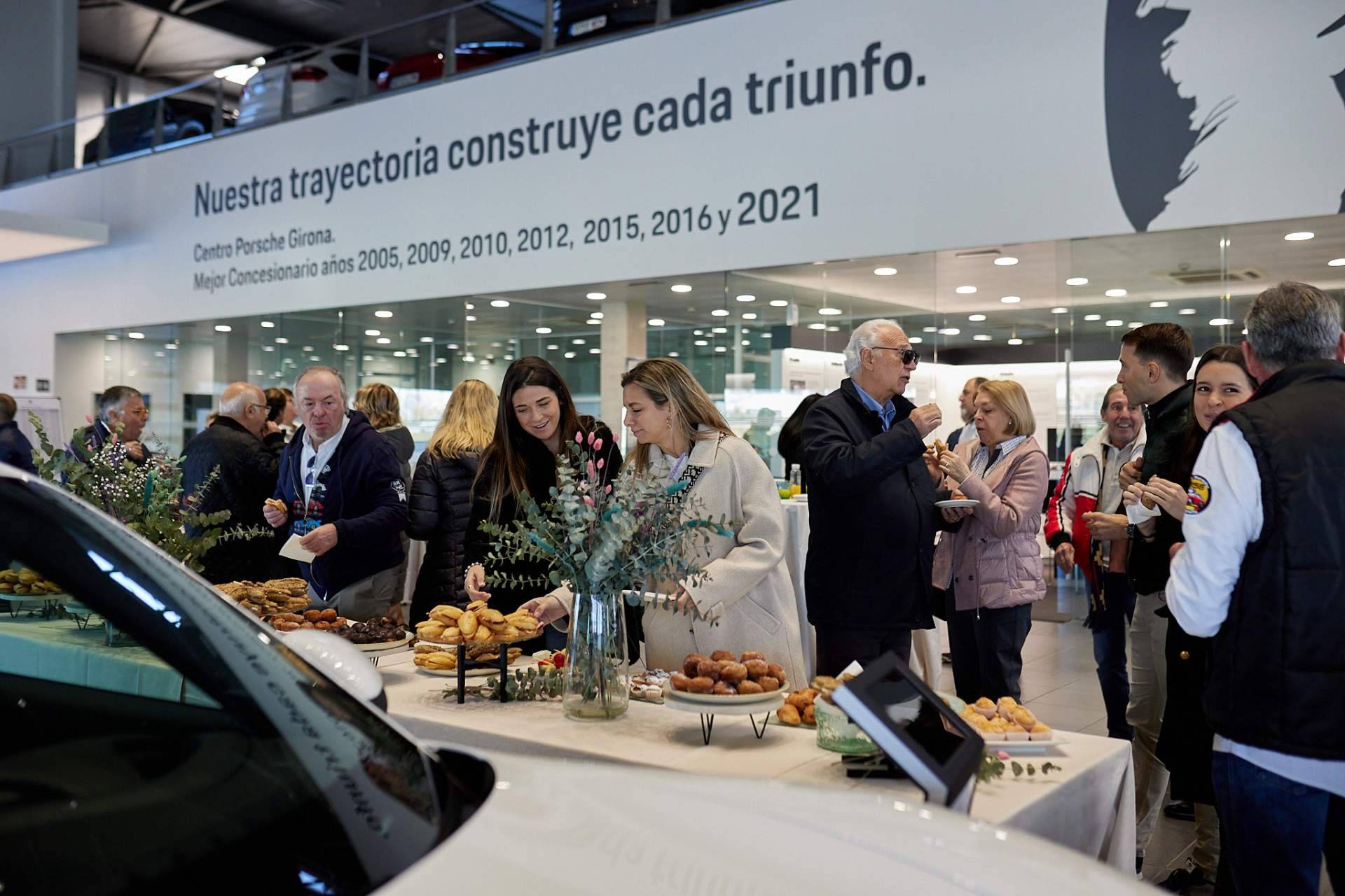 La ruta Porsche Girona reúne a más de 30 coches clásicos