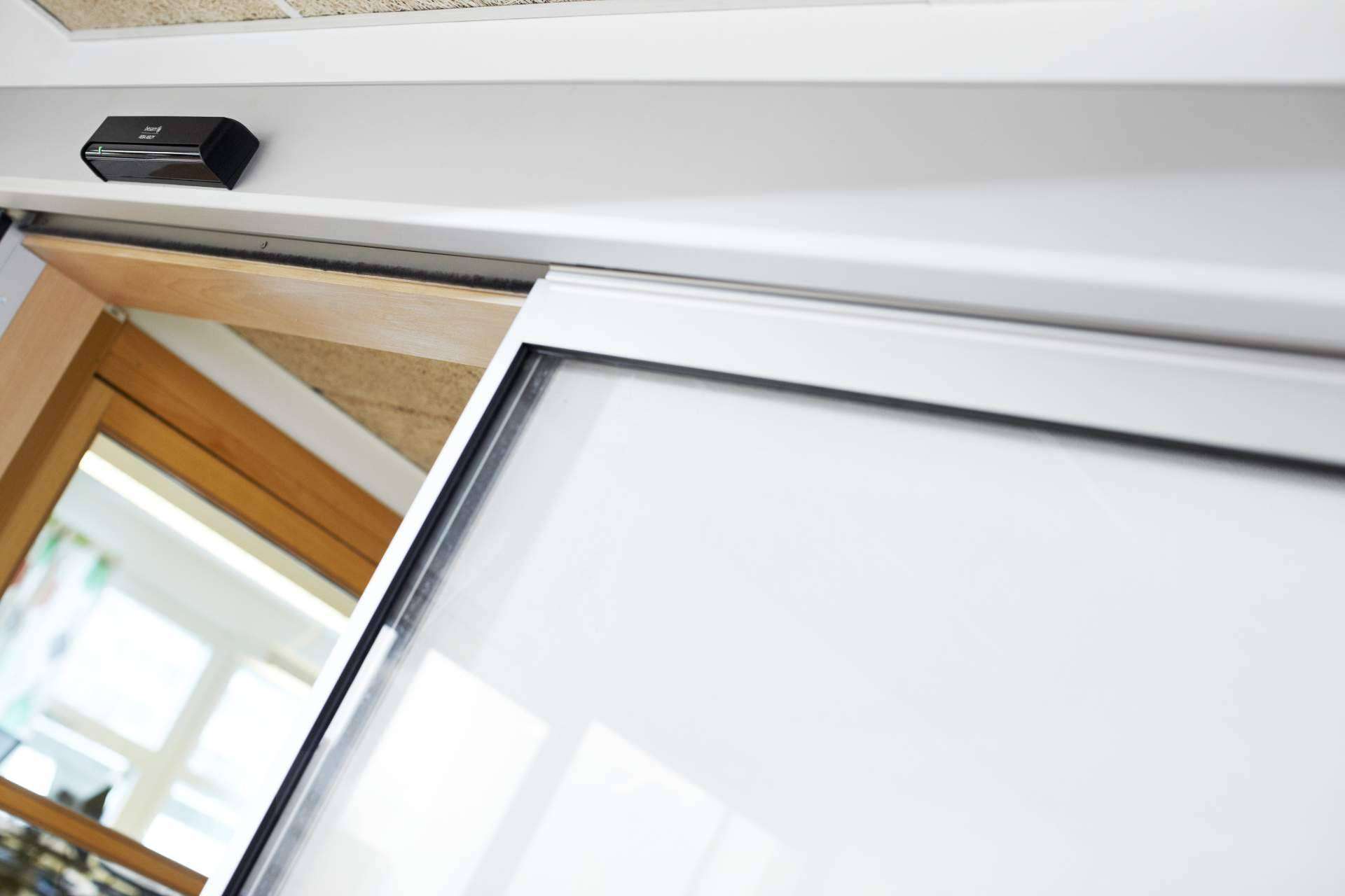 Automatización, mantenimiento y modernización de puertas en edificios para garantizar un mayor ahorro energético de la mano de ASSA ABLOY