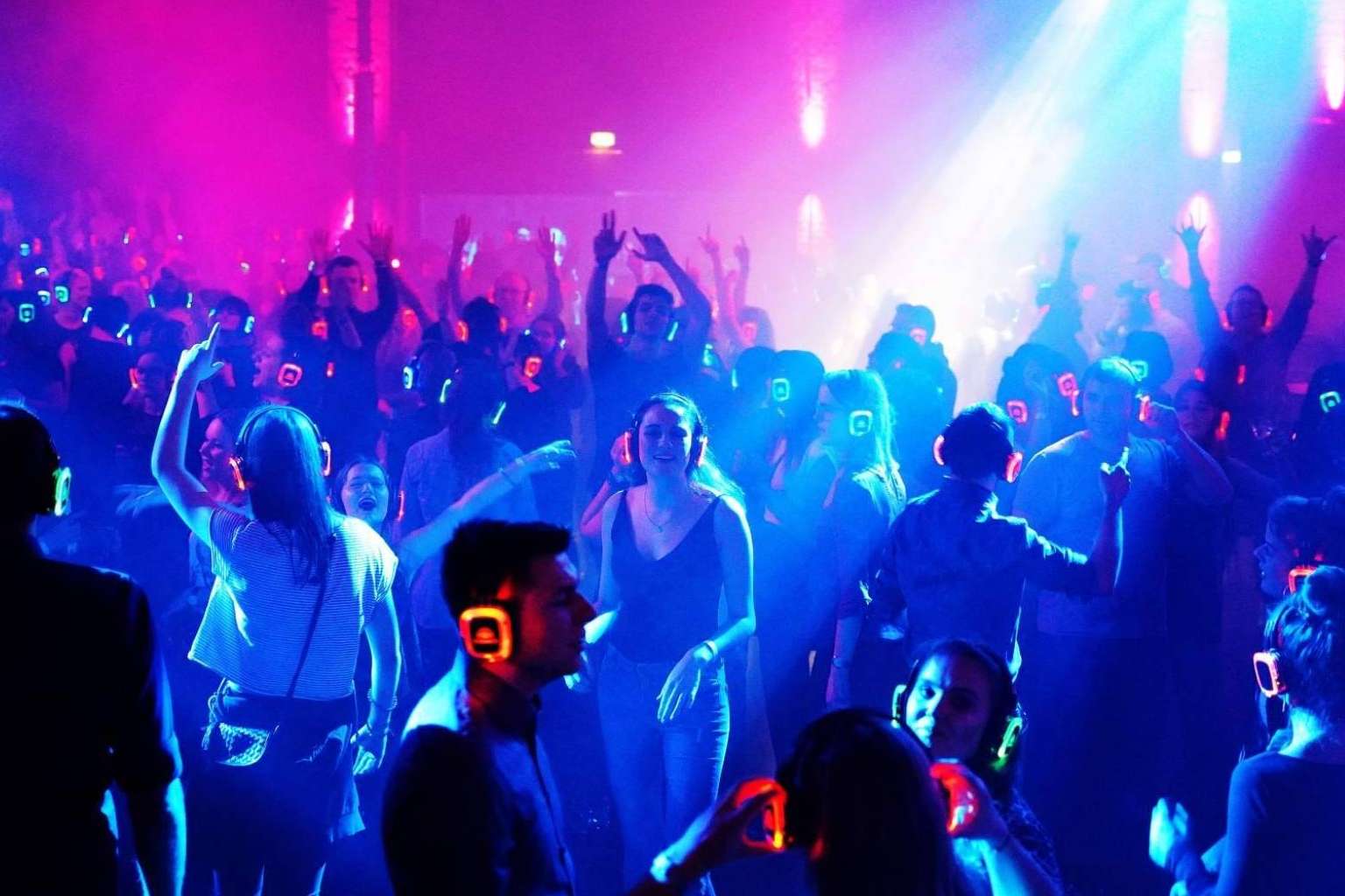 La fiesta de San Juan Mega Silent Disco Gavá Playa tendrá 3 escenarios, 10 artistas con música, artes visuales y gastronomía