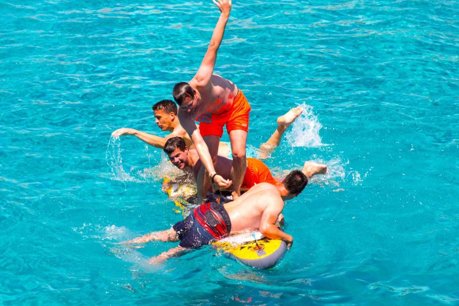 Explorar las calas de la isla es posible a través de la reserva de un crucero por Ibiza