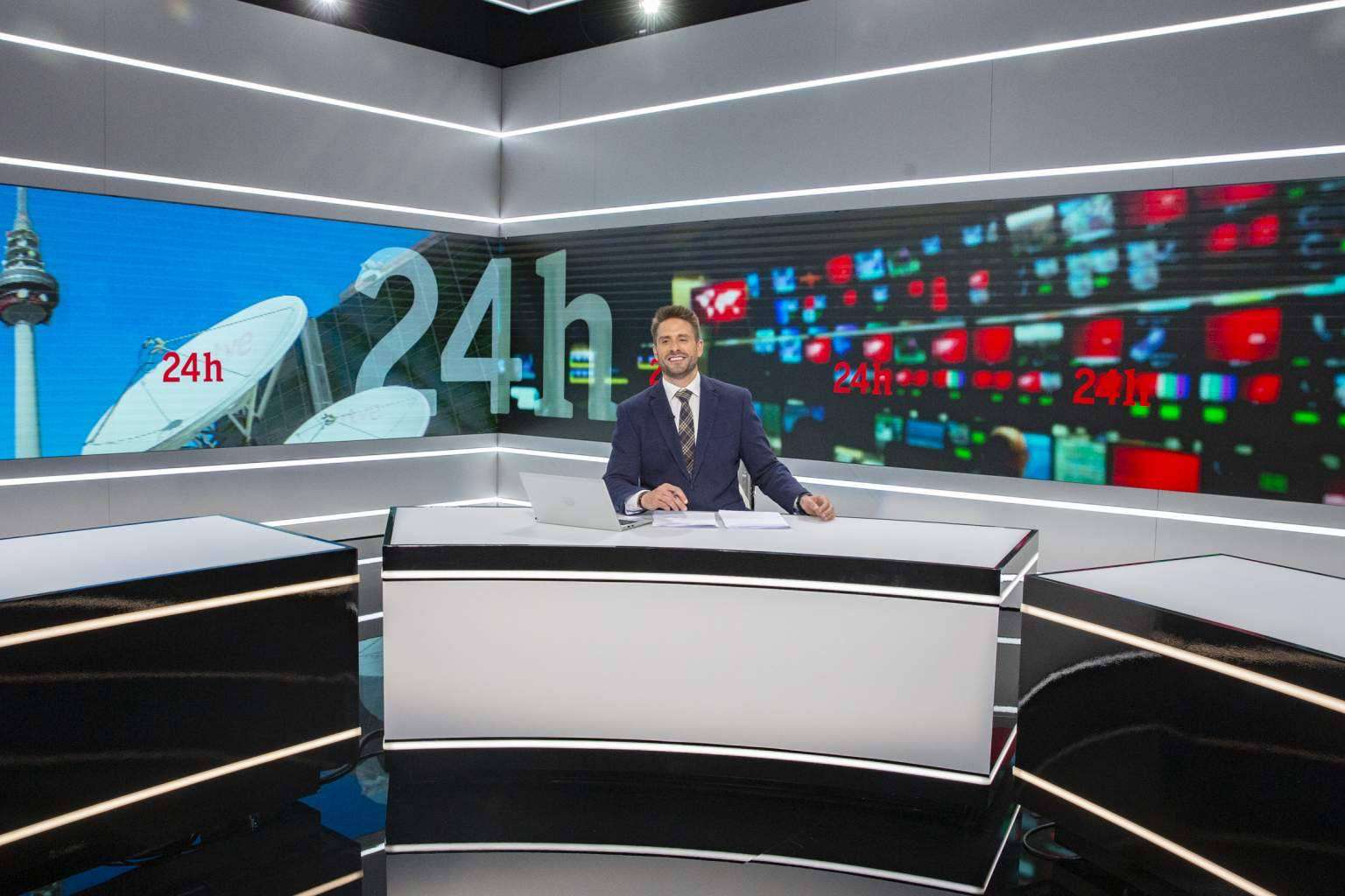 El presentador de noticias de TVE que destaca por su versatilidad y enfoque creativo, Àngel Pons