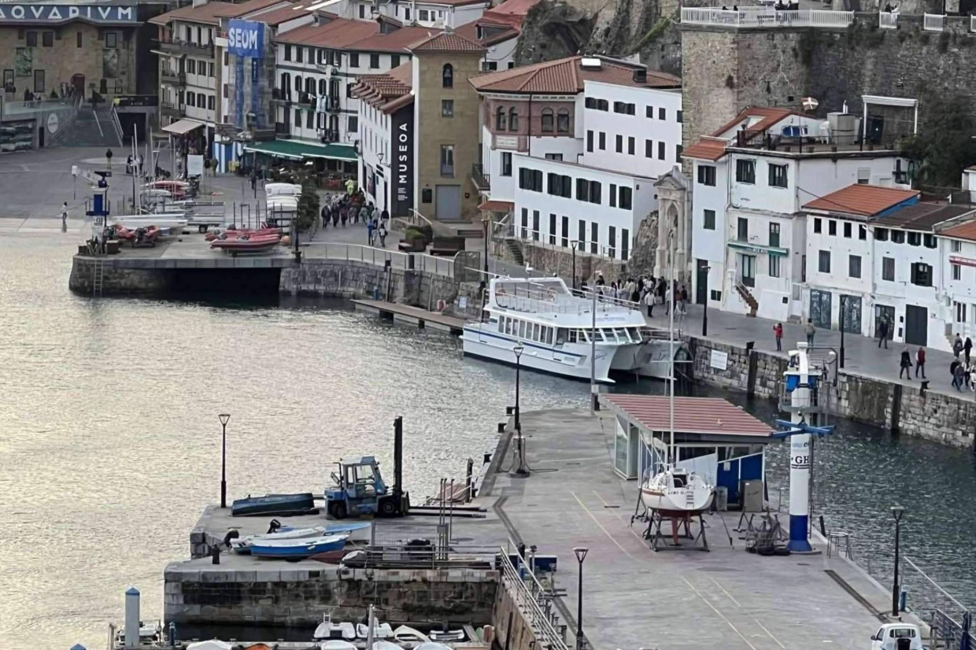 Recorrer la costa de San Sebastián en el catamarán Ciudad de San Sebastián