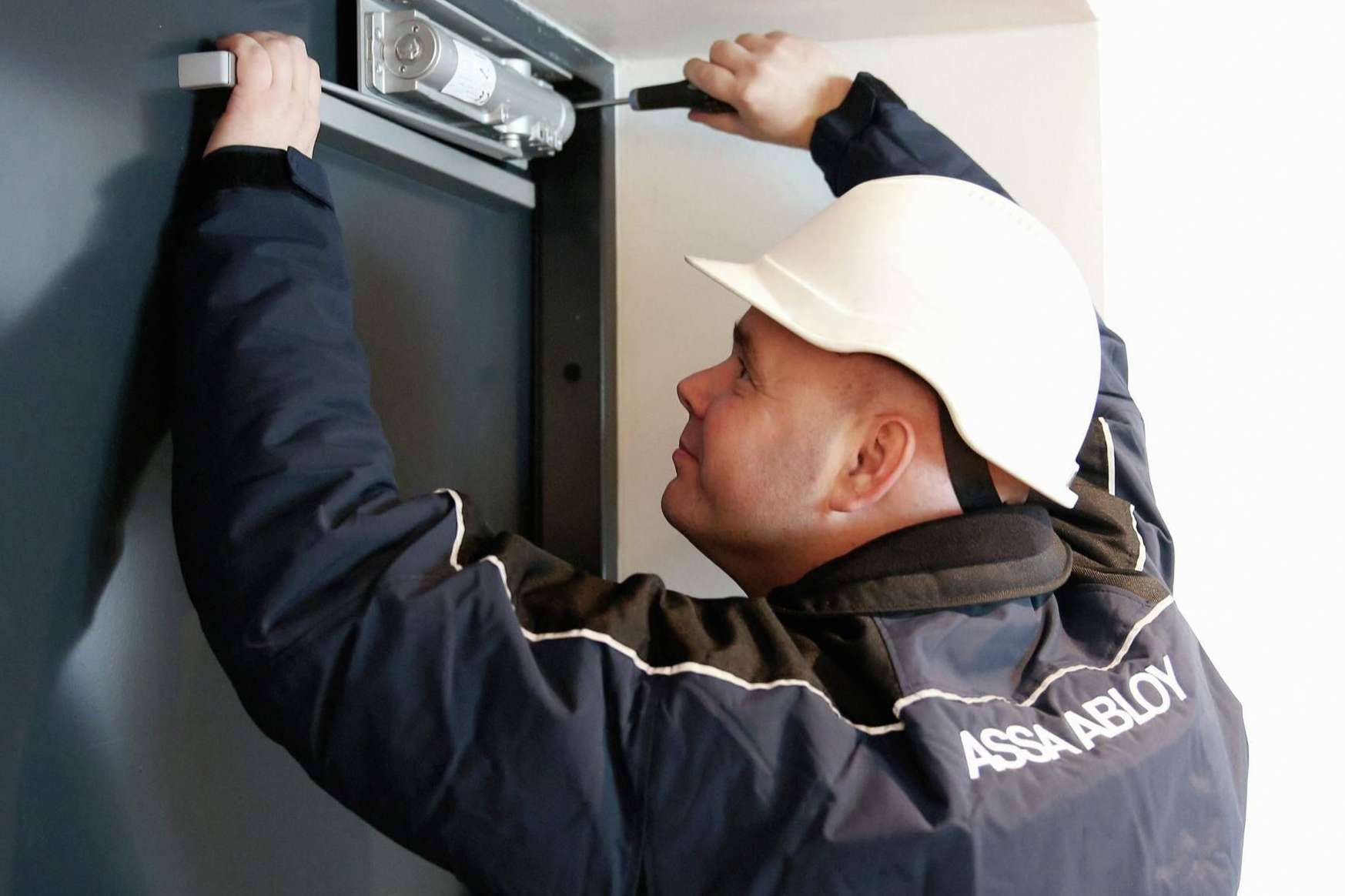 El mantenimiento para las puertas automáticas industriales y peatonales, ASSA ABLOY explica las diferentes normativas