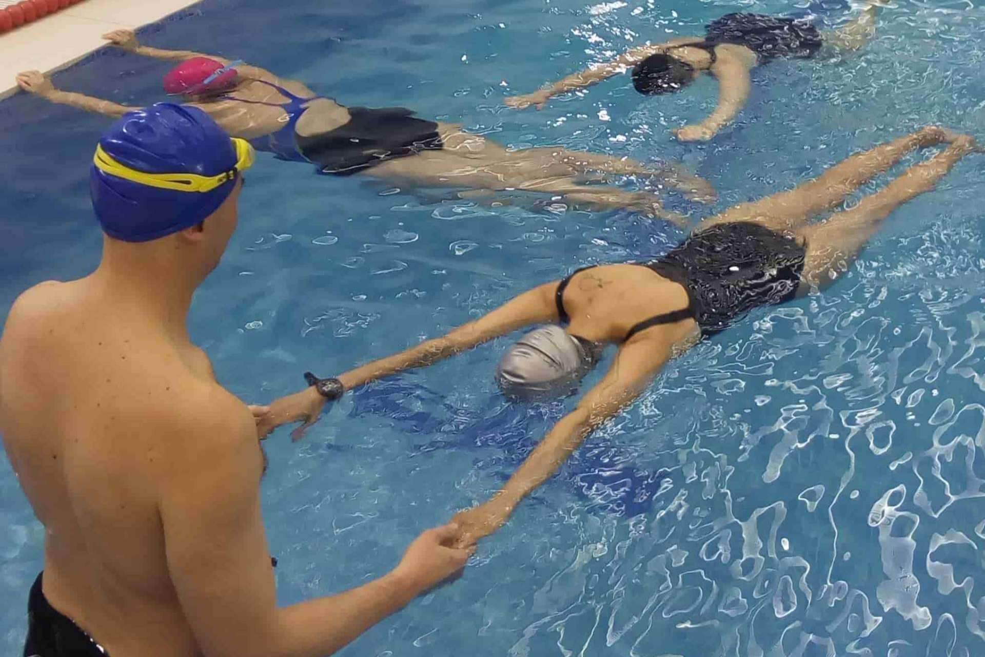 Nadar Sin Miedo ayuda a la gente que sabe nadar pero tiene miedo a hacerlo en zona profunda porque no sabe flotar de pie