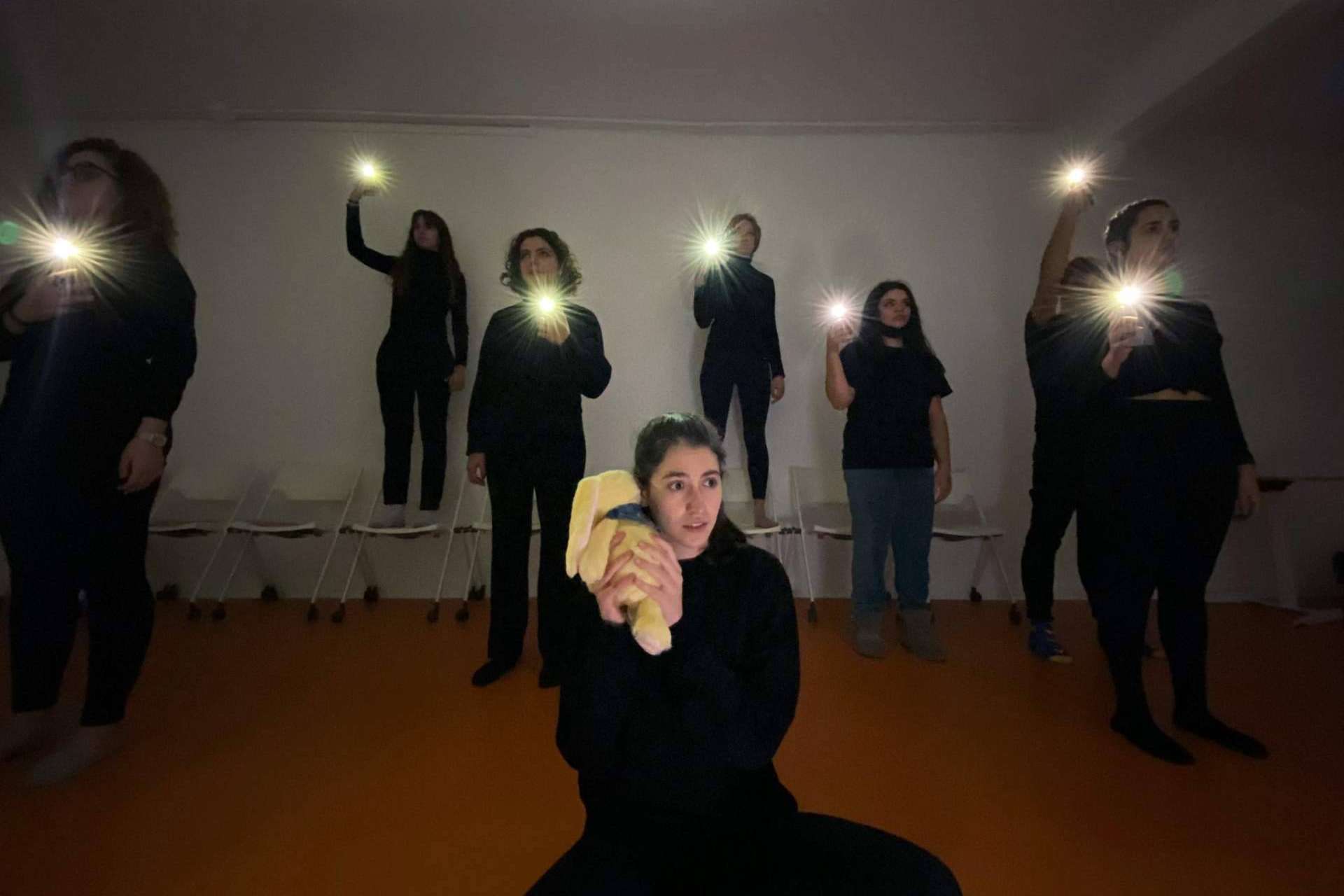 Exploración de temas relevantes y reflexión crítica sobre la sociedad y la cultura, con el teatro universitario