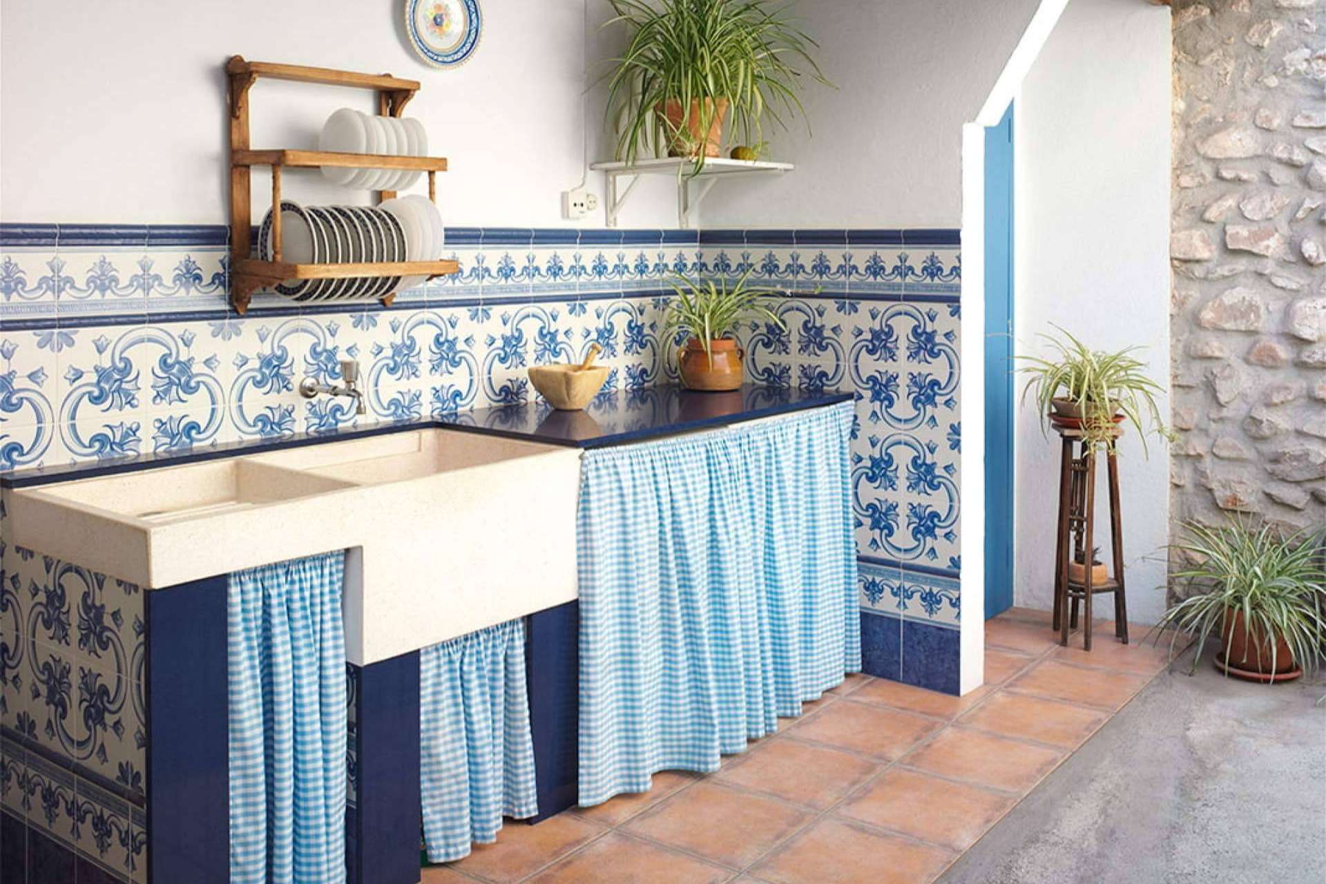 La belleza y elegancia de los azulejos andaluces de Interazulejo