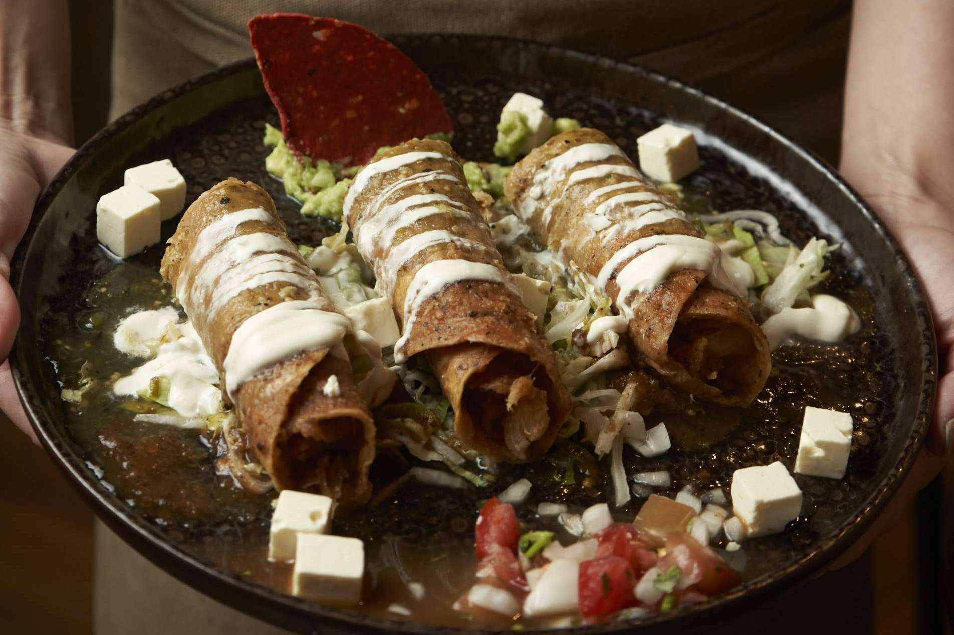 Probar platos típicos en la antojería mexicana Hijo del Maíz