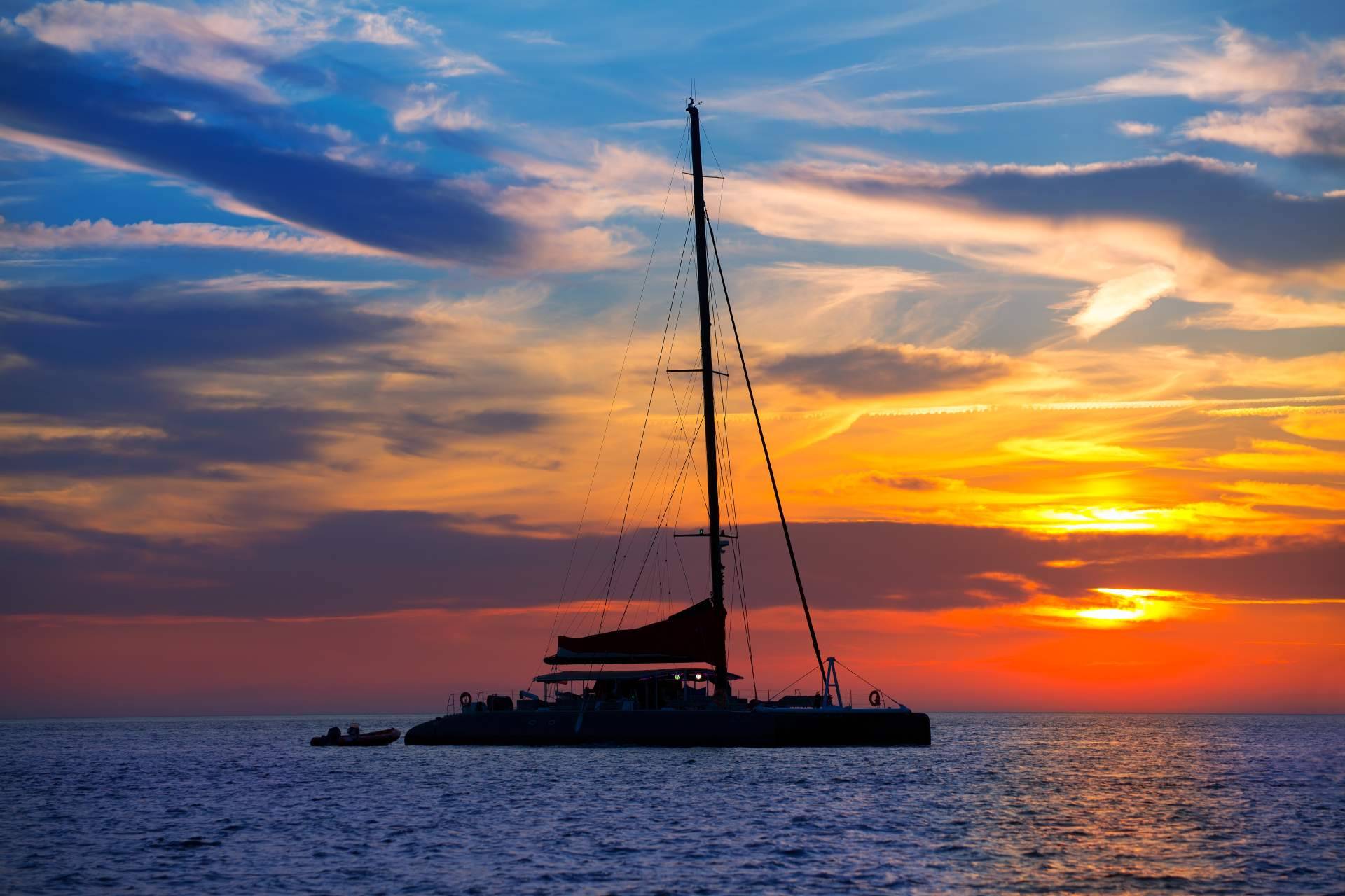 Un hotel dentro del mar, la experiencia de alquilar un catamarán en Barcelona con Sondevela