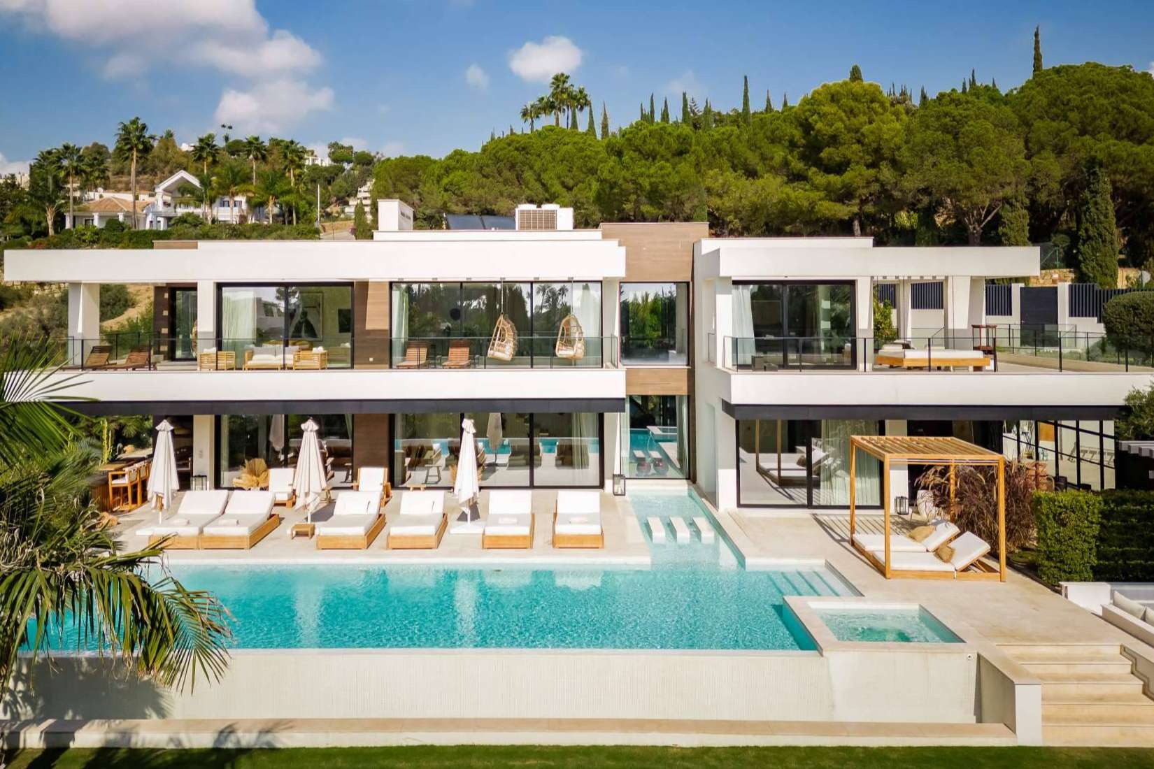 Propietarios millonarios ponen en el mercado inmobiliario vacacional sus casas de lujo en Marbella