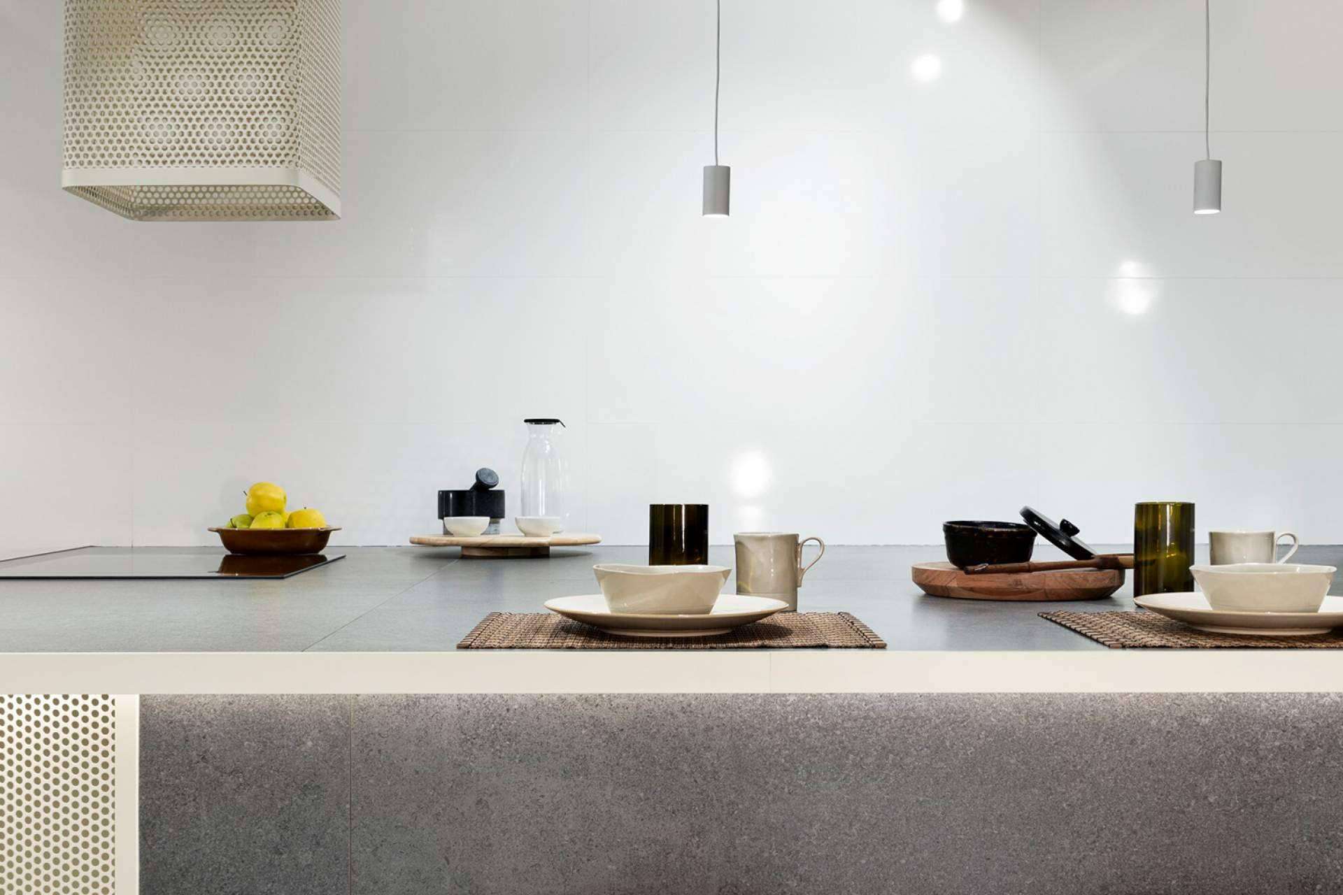 Una de las grandes tendencias en el mundo del interiorismo son los azulejos blancos para la cocina