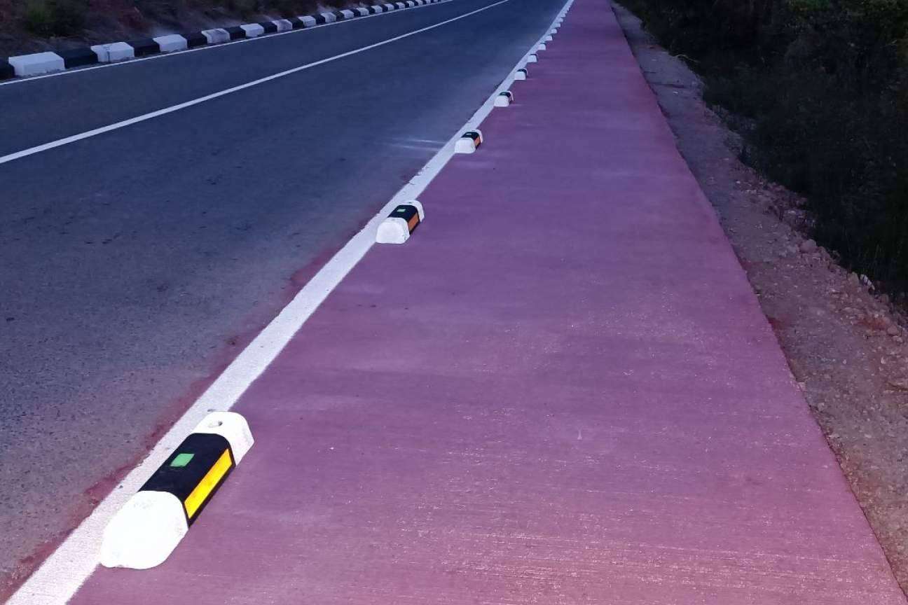 Suministro e instalación del separador de carril bici fotoluminiscente de Abadecom en la ciudad de Masalfasar en Valencia