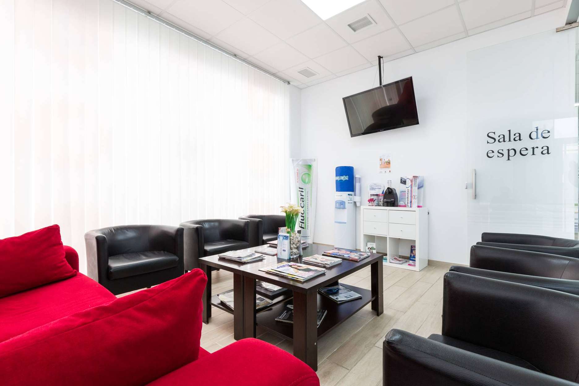 La clínica de dentista en Sevilla Dental Implantologie se especializa en la realización de cirugías, implantes y periodoncia