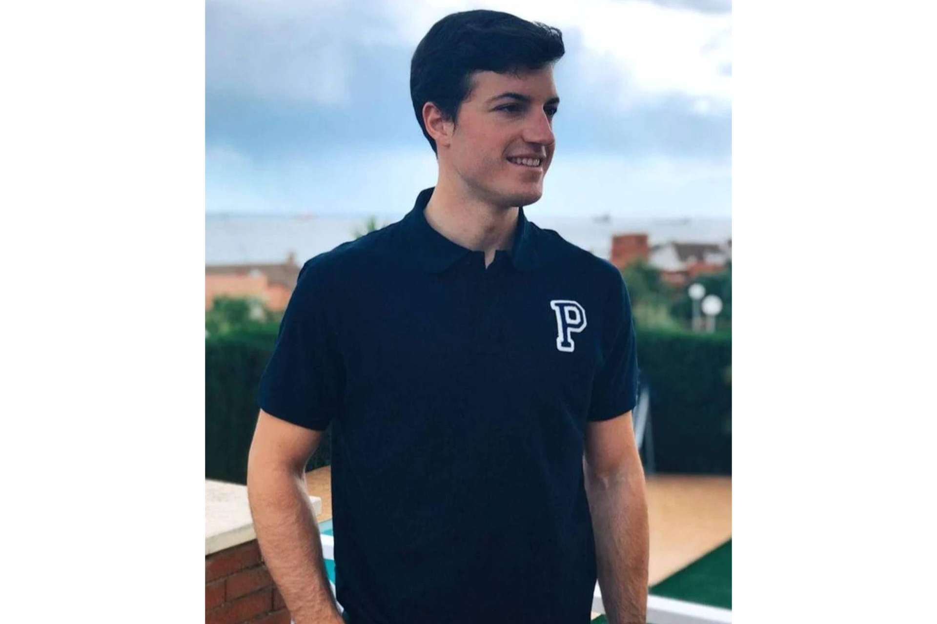 Anitials permite personalizar los polos con la inicial del nombre