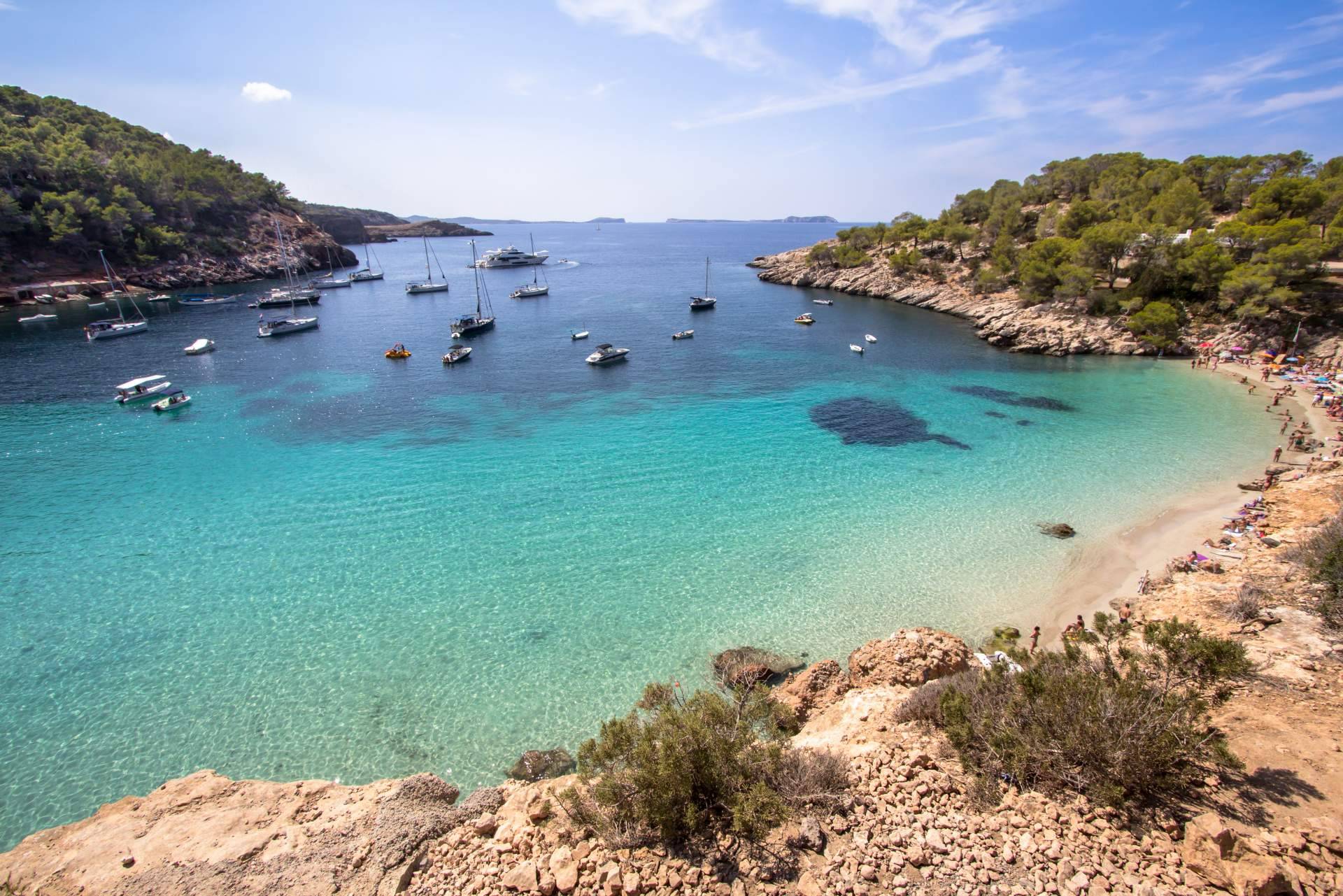Las mejores playas de Ibiza y servicio de transporte privado para acceder a ellas, por Alpha VIP Transfer