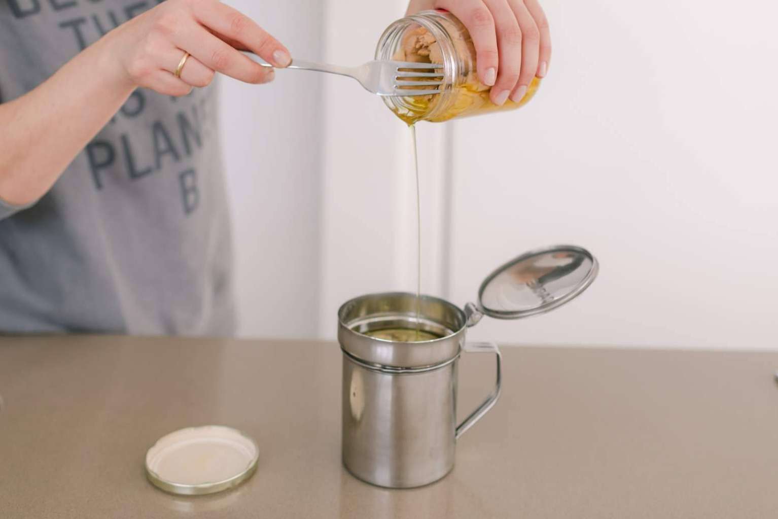 La relevancia de reciclar el aceite usado de cocina. Opciones disponibles de reciclaje y reutilización