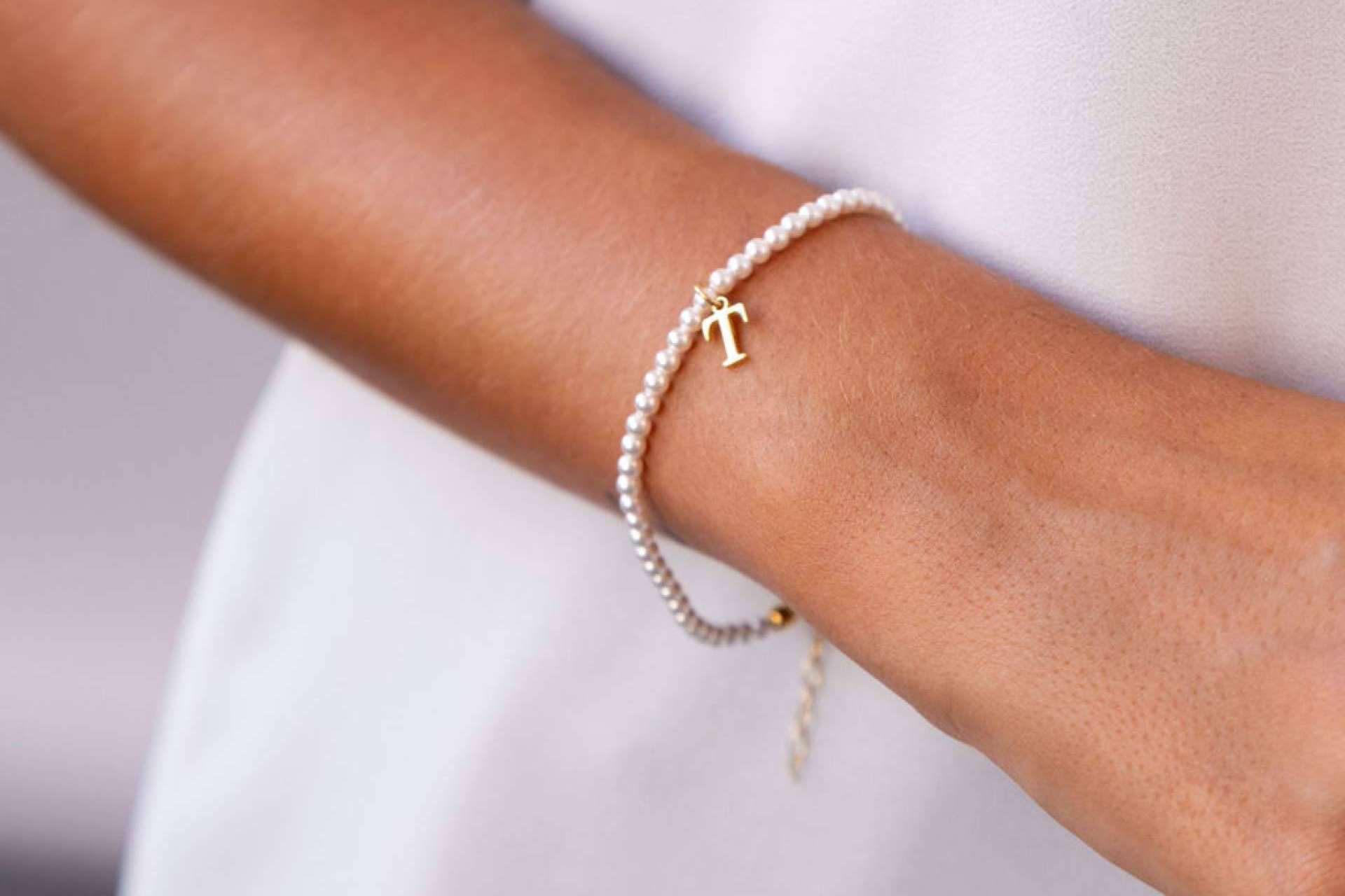 Las pulseras con iniciales de Anitials, un regalo significativo para alguien especial