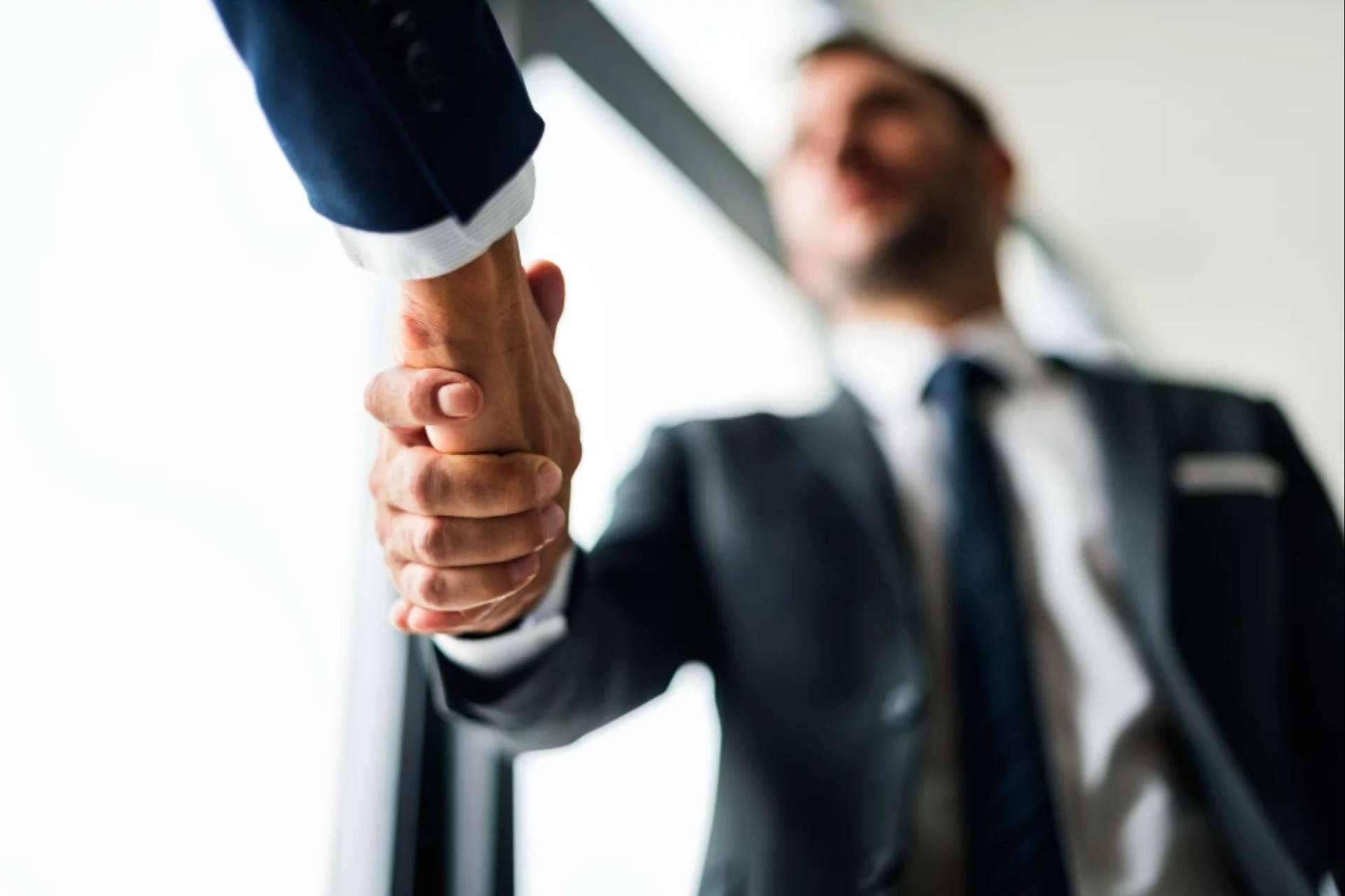 Las características de la prestación de servicios estratégicos a cambio de una participación en el capital del cliente