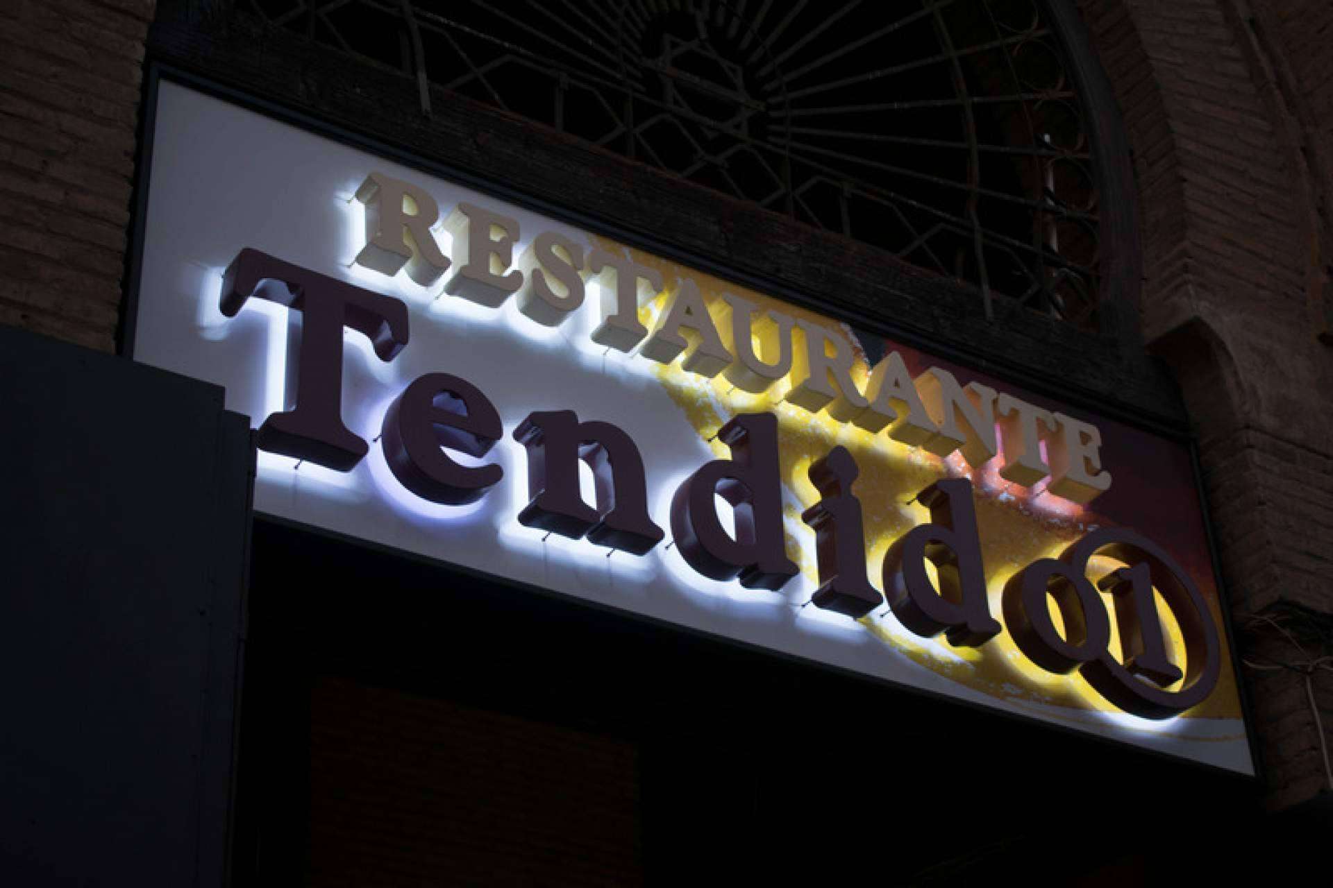 Ventajas de instalar un rótulo luminoso en un negocio con los profesionales de Rótulos Leyva