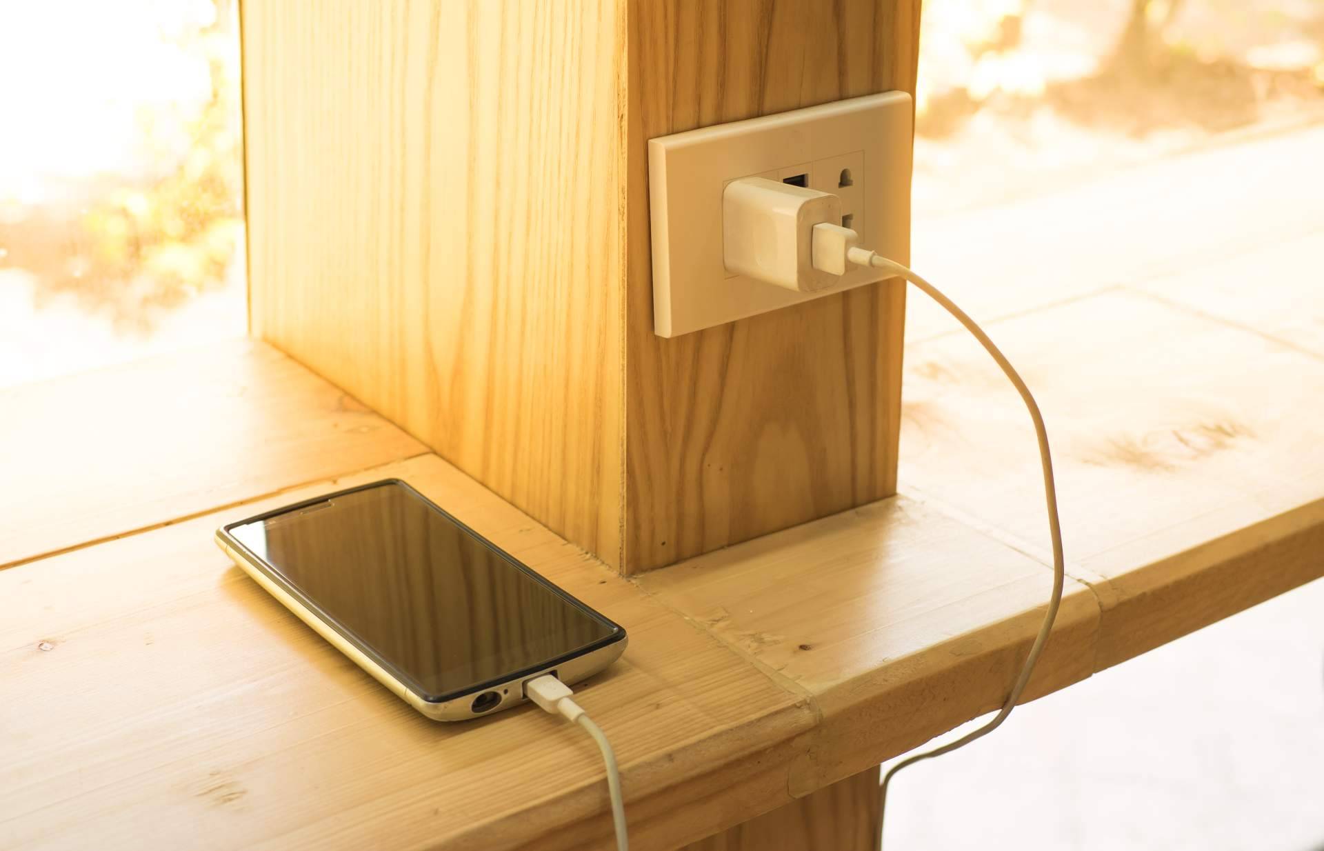 Suministros de energía y torretas elevables para encima de la mesa, por Guijarro Hermanos