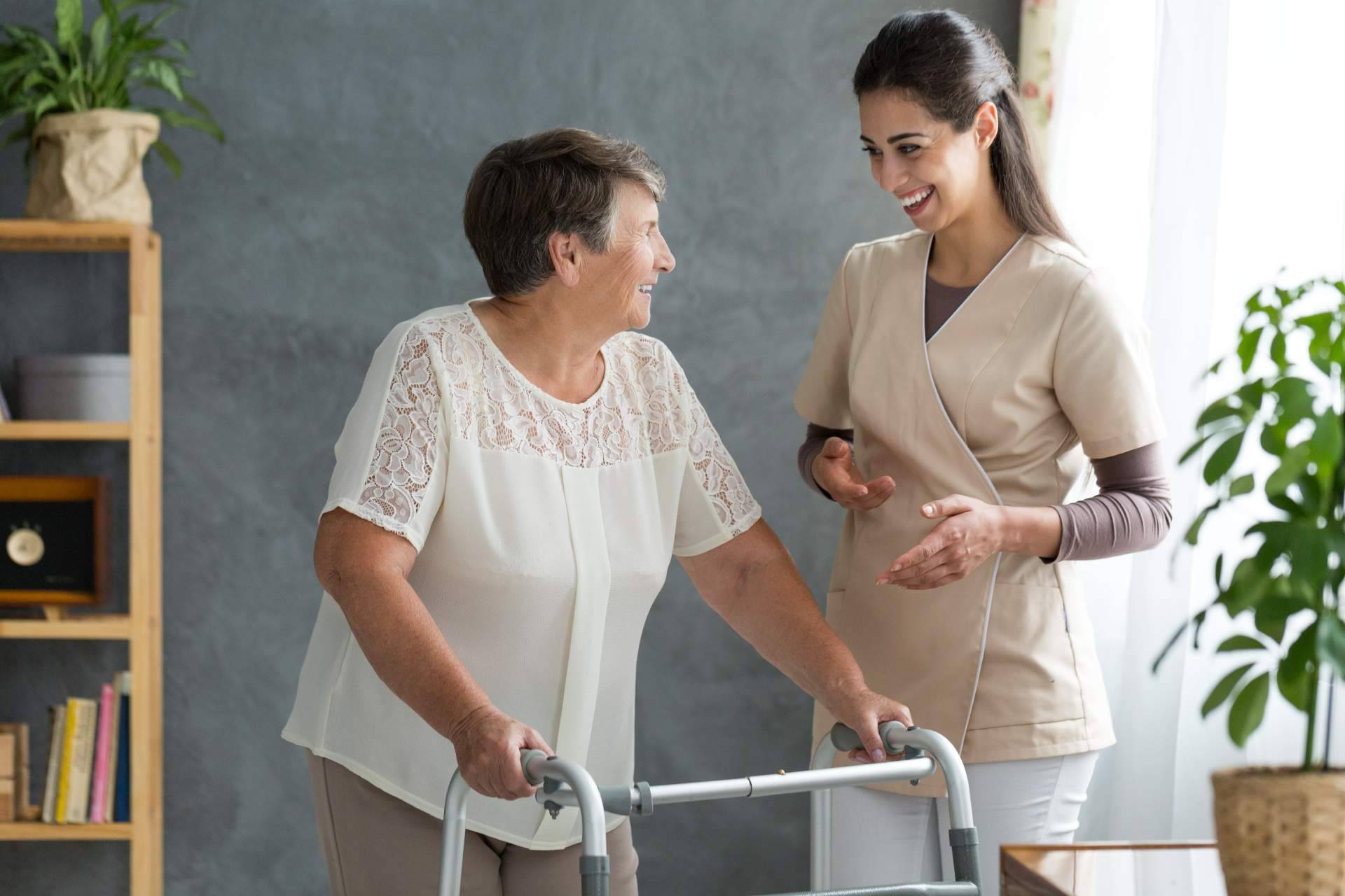 ¿Contratar un servicio de atención domiciliaria para adultos mayores es conveniente?