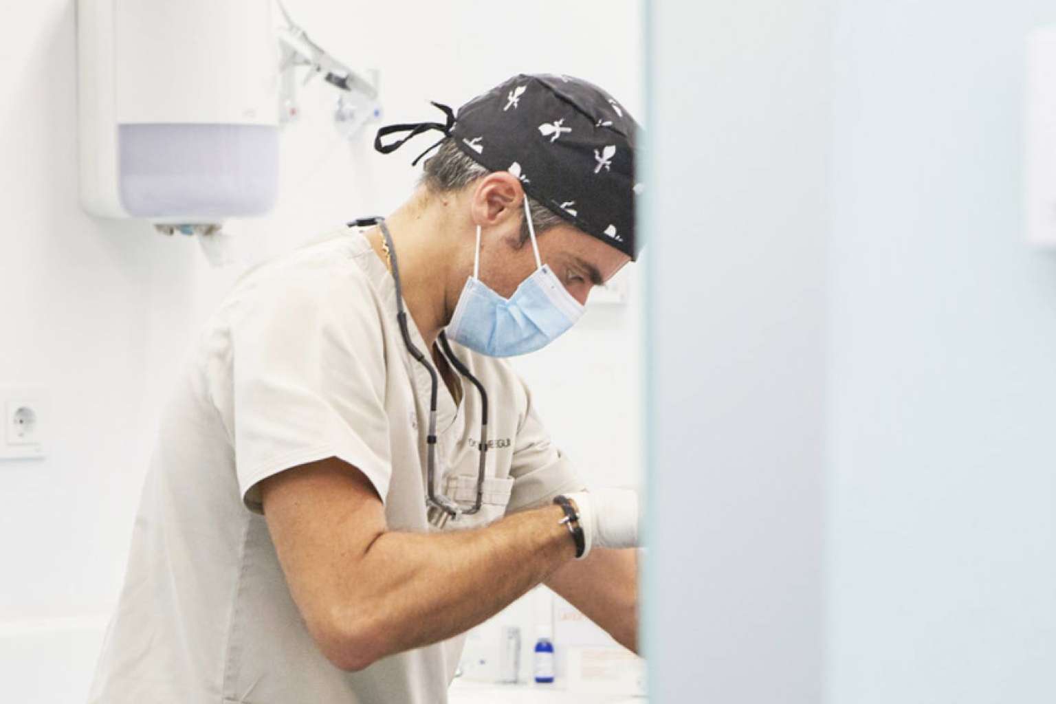 ¿De qué manera se puede corregir la sonrisa gingival?, por Clínica Dental Ruiz de Gopegui
