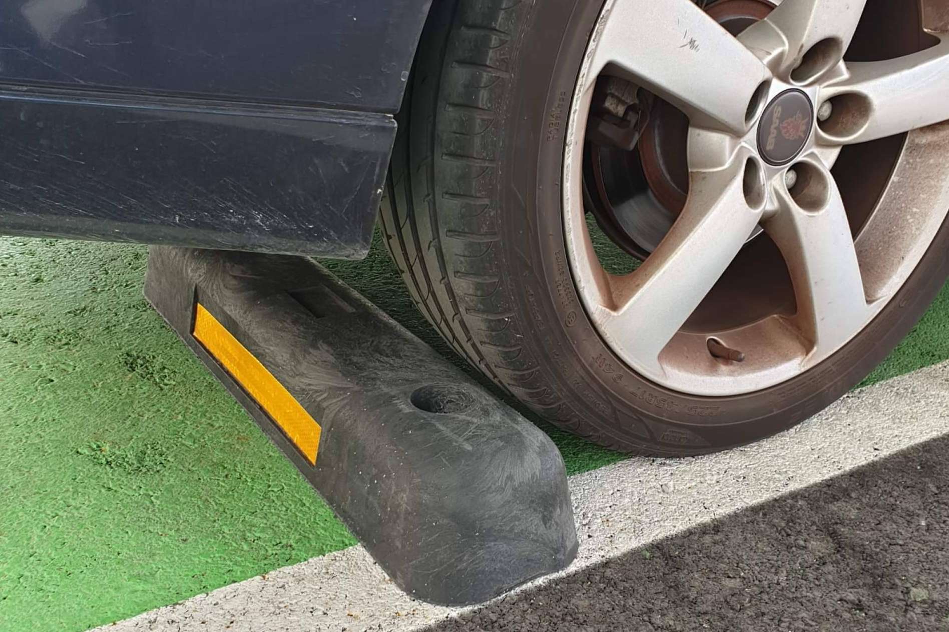 Abadecom contribuye a la economía circular a través de su tope de parking de plástico reciclado