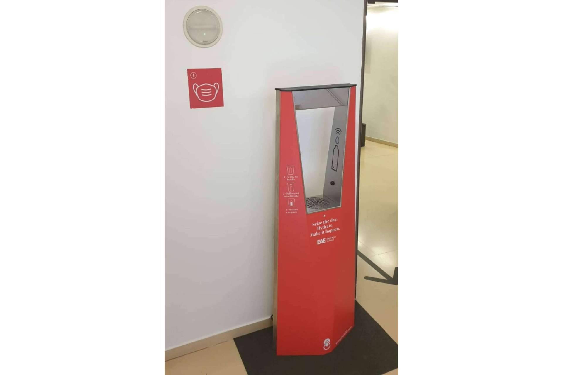 La empresa Jibu H2O es especialista en la venta de fuentes de agua potable para instalar en las escuelas y universidades