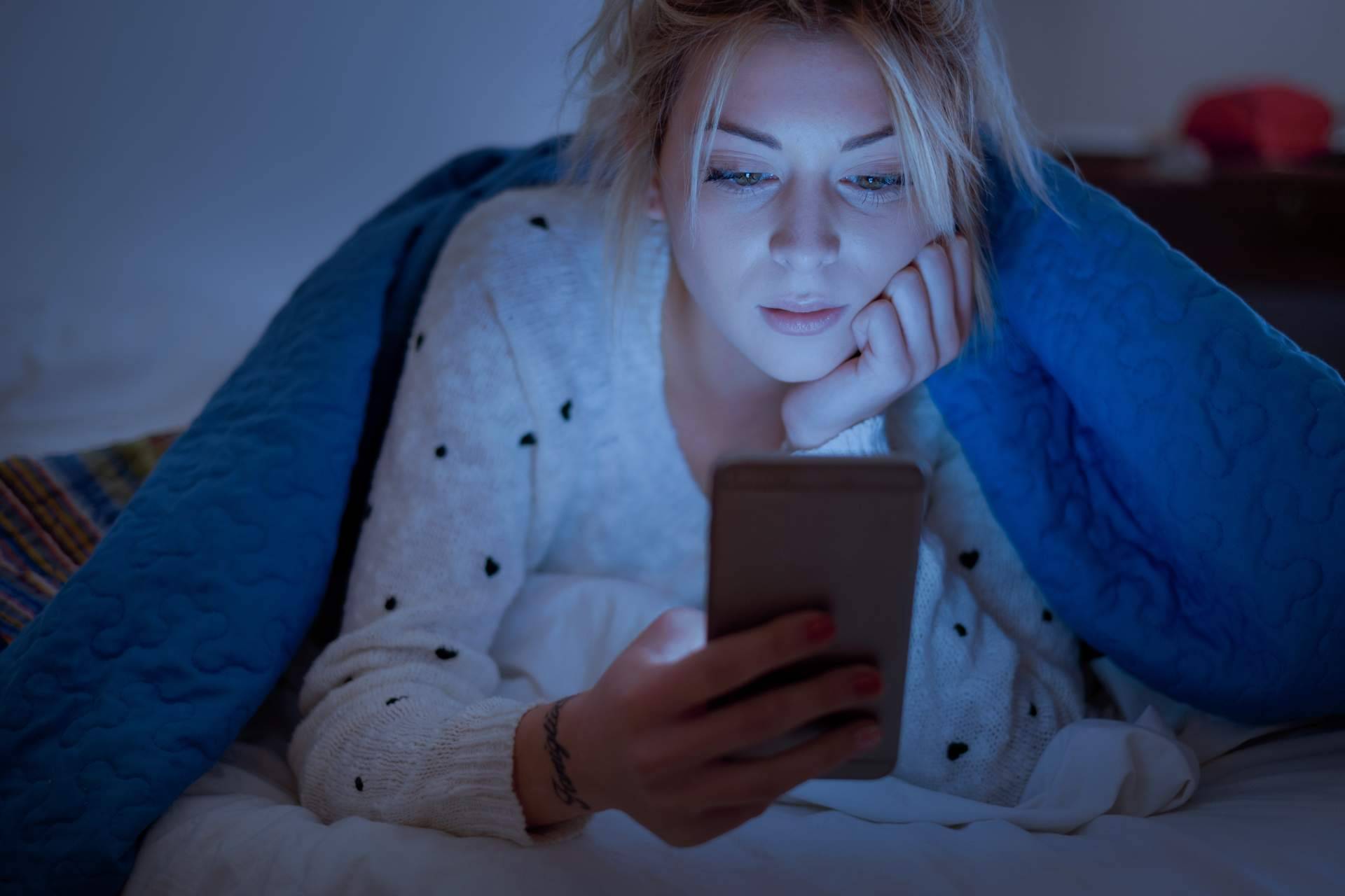 La luz azul emitida por las pantallas digitales y el fotoenvejecimiento cutáneo