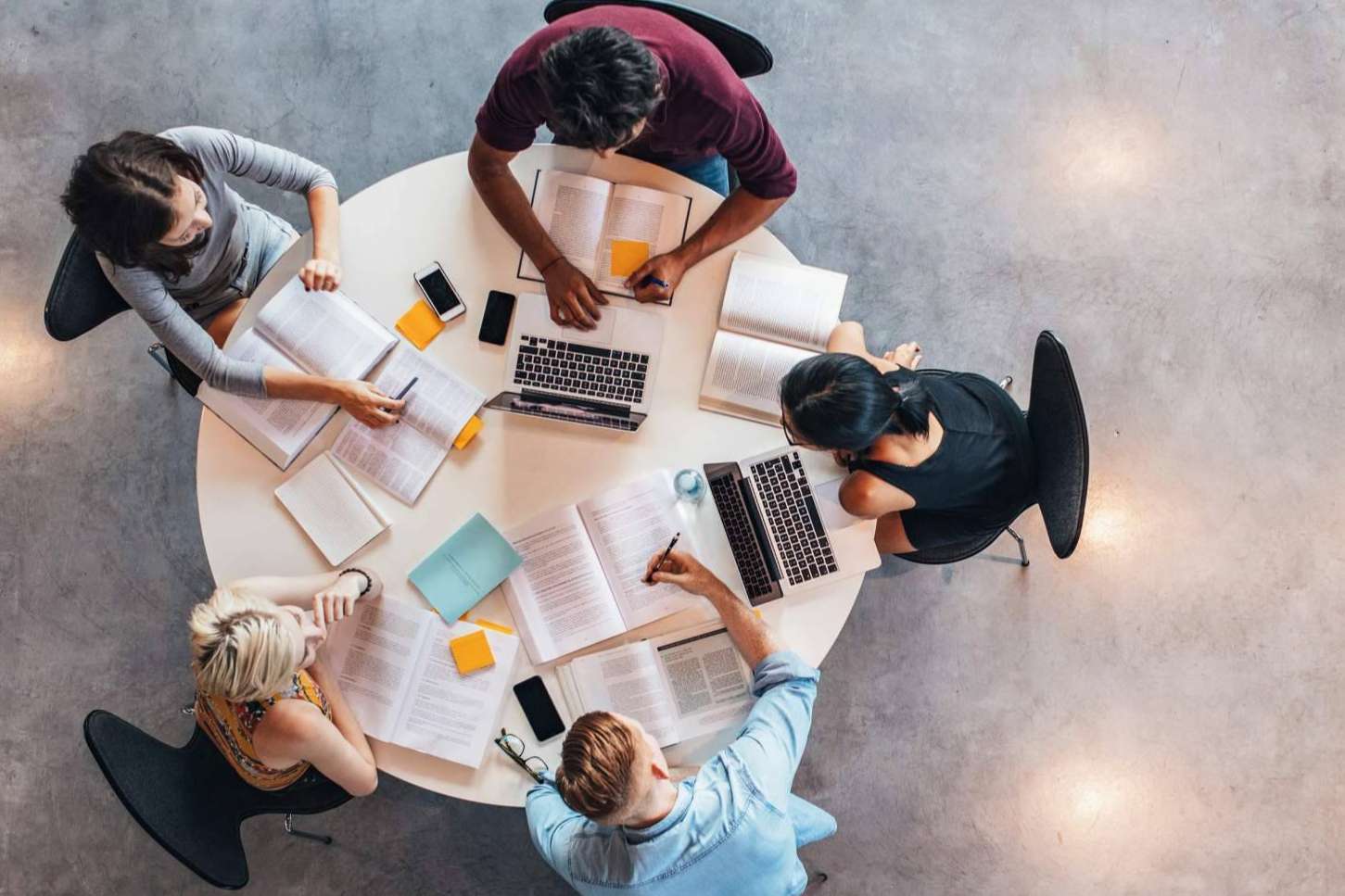 Que sus estudiantes consigan empleo Madrid, una de las metas del Instituto de Estudios y Empleo