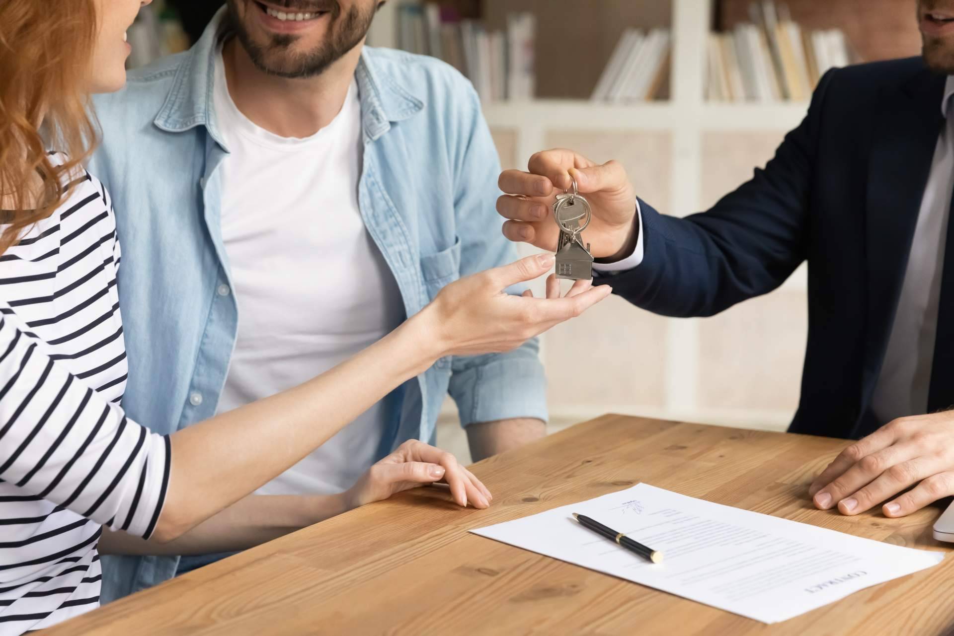 Quién paga la comisión a la inmobiliaria en Inmoversion
