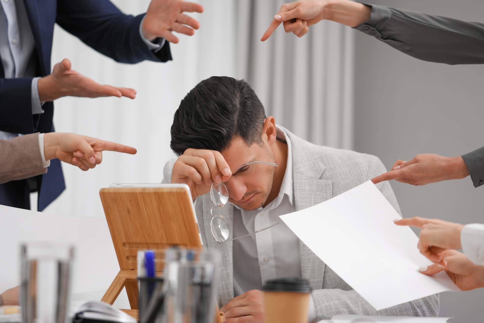 ¿Cómo denunciar el acoso laboral entre compañeros?