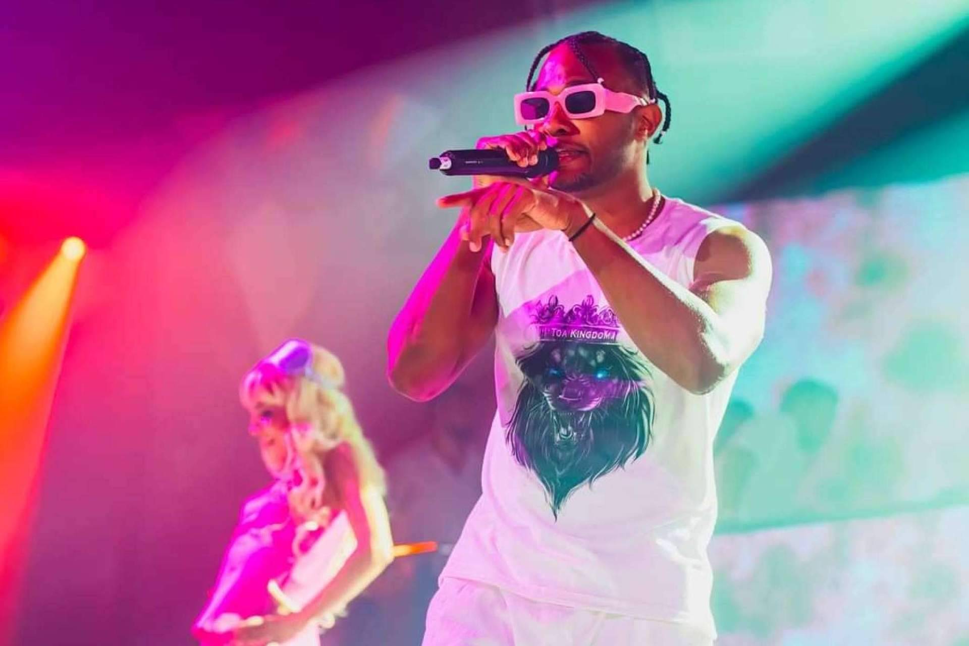 Un cantante de música urbana de éxito es Toa Kingdom