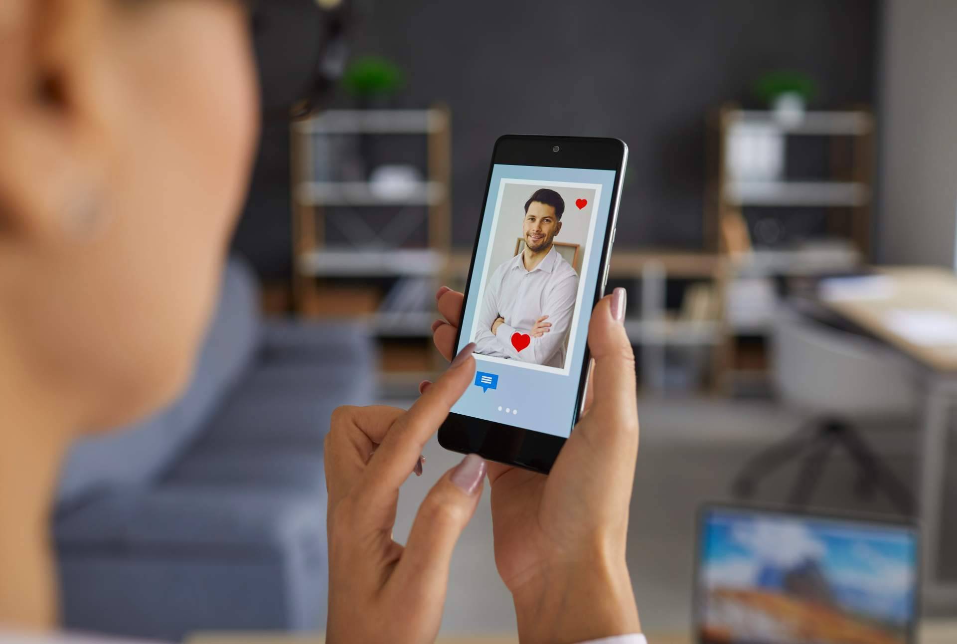 'Preocupante aumento de la adicción a Grindr', por Adrián Chico, psicólogo del colectivo gay